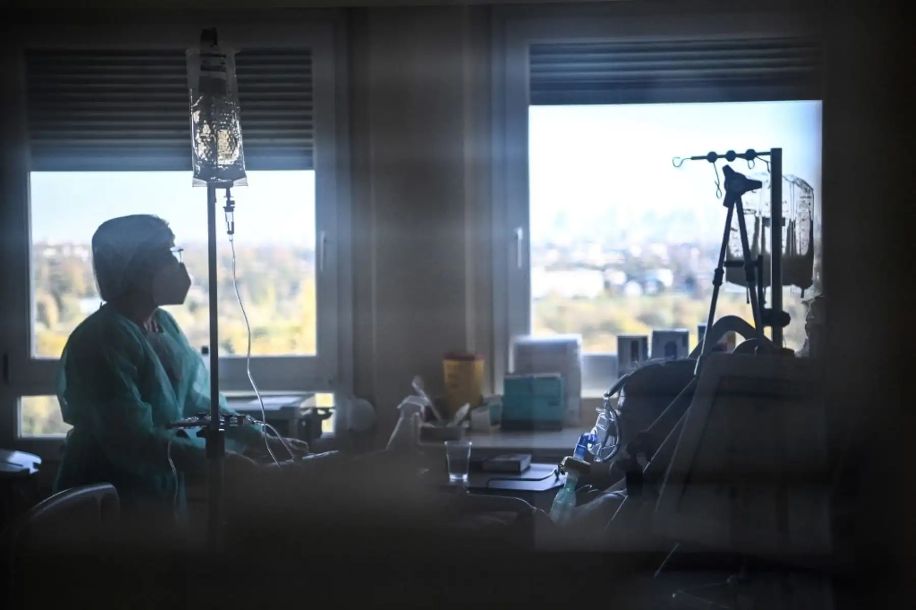 Una enfermera de la unidad de cuidados intensivos espera antes de prepararse para controlar a un paciente infectado con Covid-19 (nuevo coronavirus) en el Centre Hospitalier de l