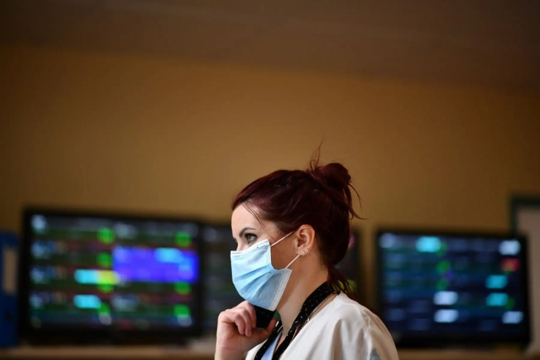 Una enfermera de la unidad de cuidados intensivos espera antes de prepararse para controlar a un paciente infectado con Covid-19 (nuevo coronavirus) en el Centre Hospitalier de l