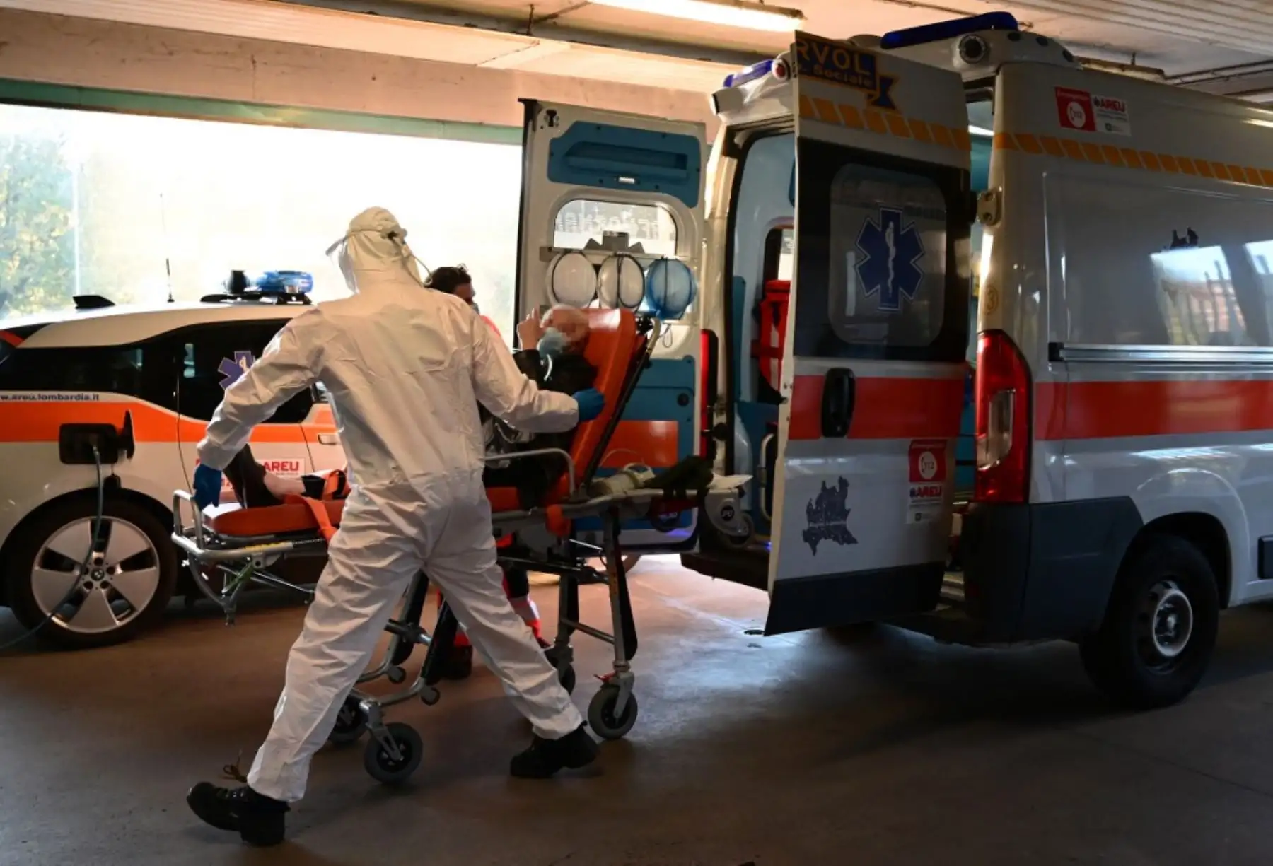 Un hombre es desembarcado de una ambulancia en el hospital San Carlo de Milán. Foto: AFP