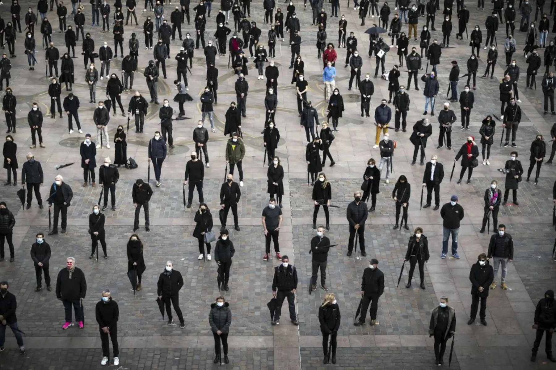 Manifestantes de diversos sectores económicos se reúnen para protestar contra el cierre de negocios 