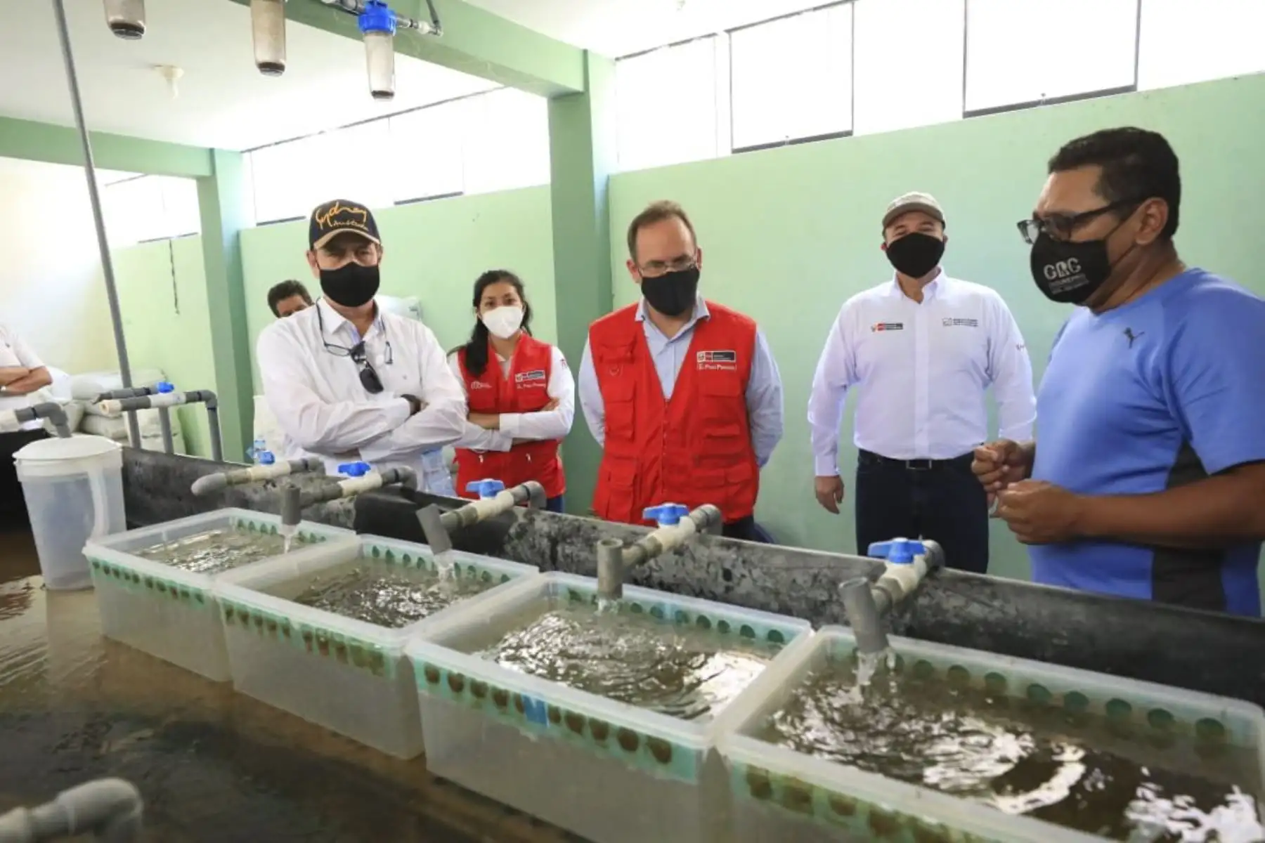 El ministro de la Producción, José Salardi, junto al alcalde de San Ignacio y el gerente de Desarrollo Económico, realizó una visita técnica al centro experimental acuícola “La Balsa”, ubicado en la provincia de San Ignacio en Cajamarca. Foto: Produce