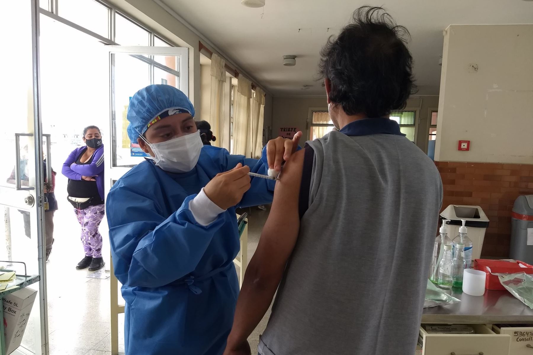 Vacunación contra la difteria en el hospital regional de Chimbote. Foto: ANDINA/Difusión