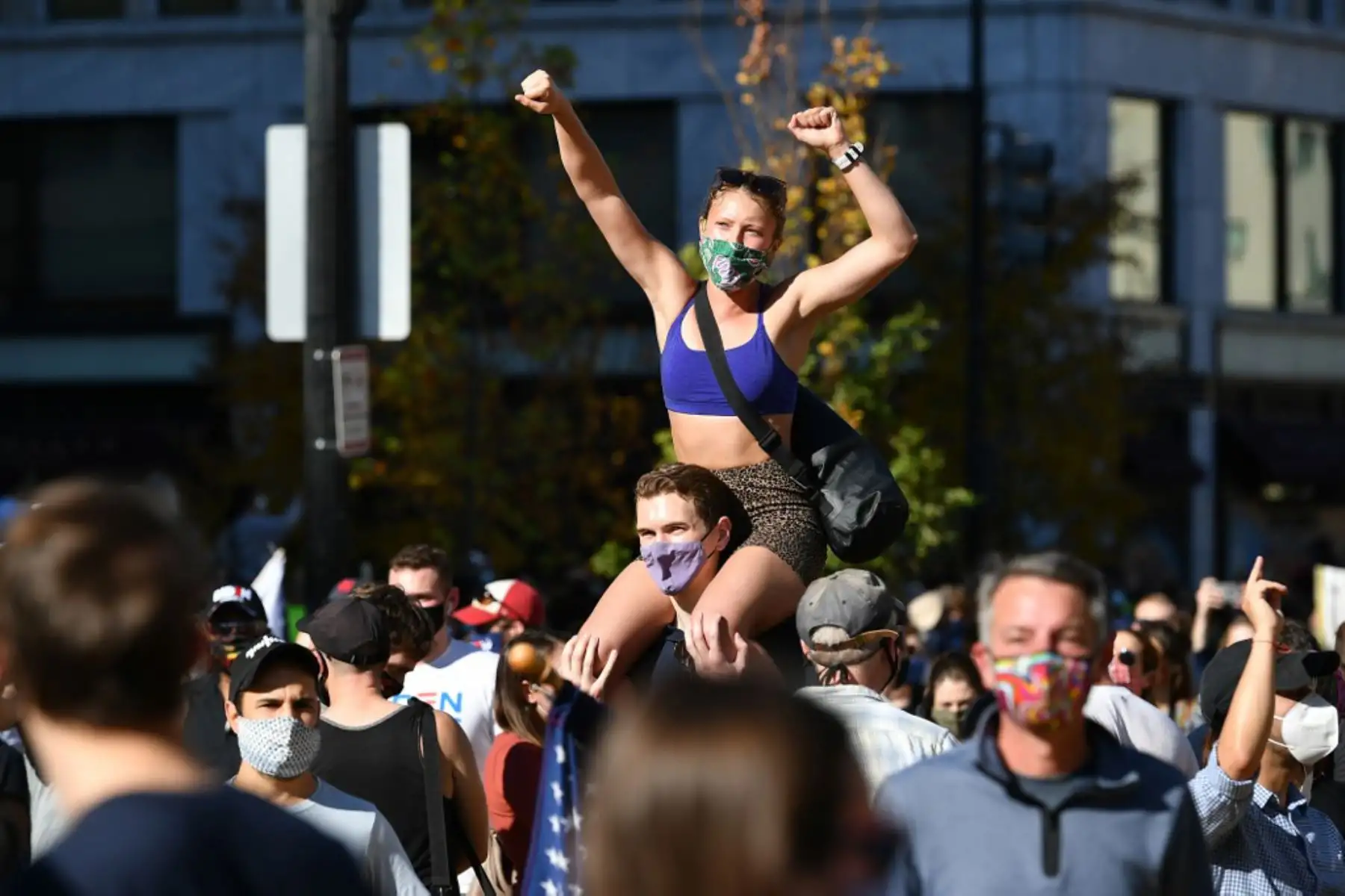 La gente celebra frente a la Casa Blanca en Washington, DC el 7 de noviembre de 2020, después de que Joe Biden fuera declarado ganador de las elecciones presidenciales de 2020. Foto: AFP