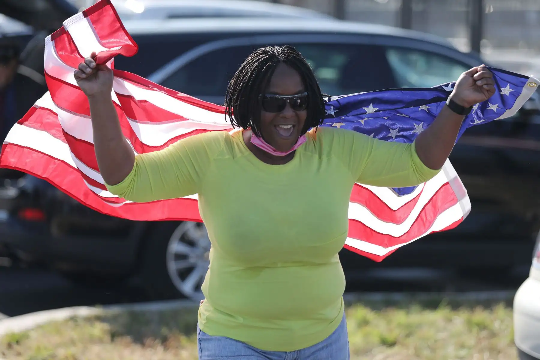 La gente celebra frente a la Casa Blanca en Washington, DC el 7 de noviembre de 2020, después de que Joe Biden fuera declarado ganador de las elecciones presidenciales de 2020. Foto: AFP