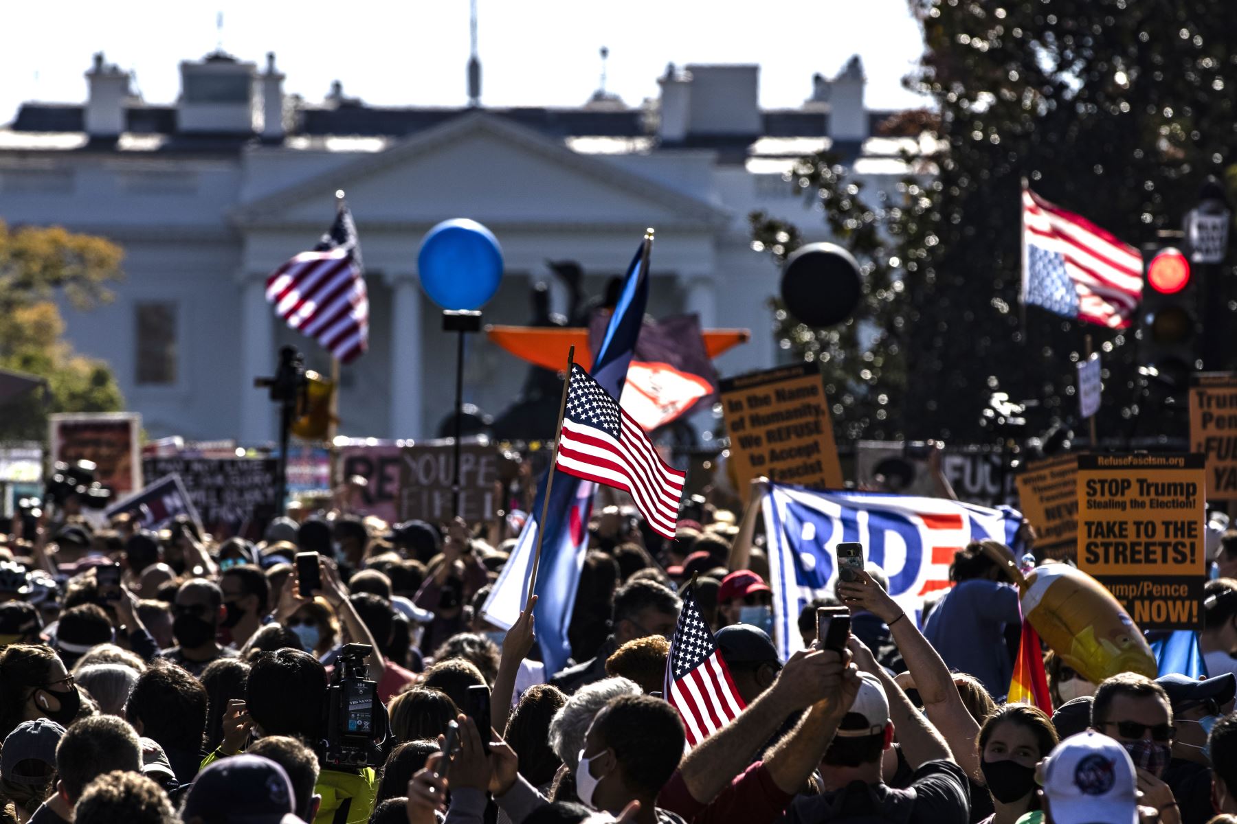 La gente celebra frente a la Casa Blanca en Washington, DC el 7 de noviembre de 2020, después de que Joe Biden fuera declarado ganador de las elecciones presidenciales de 2020. Foto: AFP