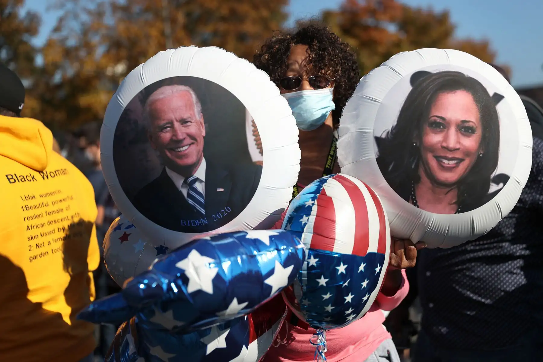 La gente celebra frente a la Casa Blanca en Washington, DC el 7 de noviembre de 2020, después de que Joe Biden fuera declarado ganador de las elecciones presidenciales de 2020. Foto: AFP