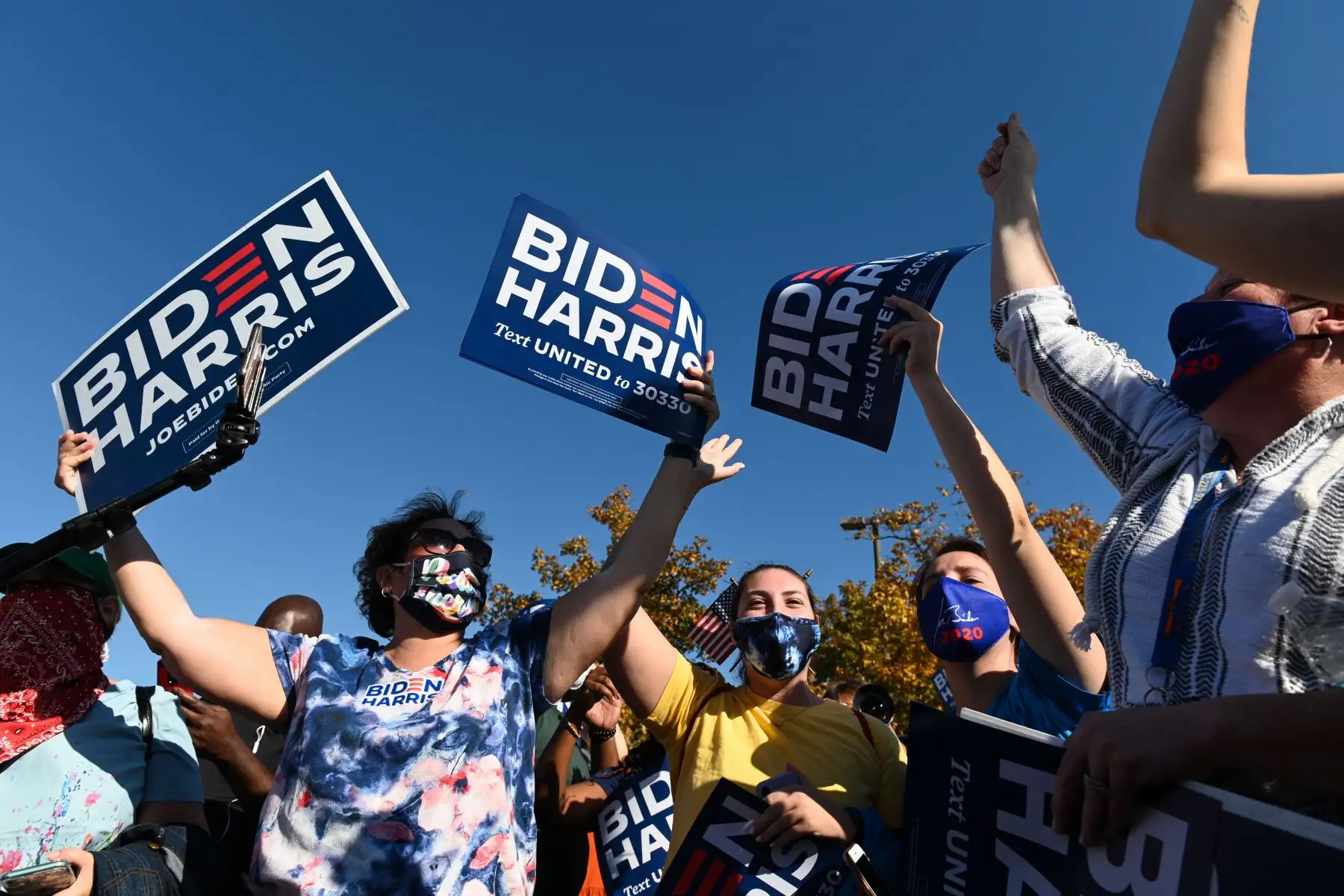 La gente celebra frente a la Casa Blanca en Washington, DC el 7 de noviembre de 2020, después de que Joe Biden fuera declarado ganador de las elecciones presidenciales de 2020. Foto: AFP