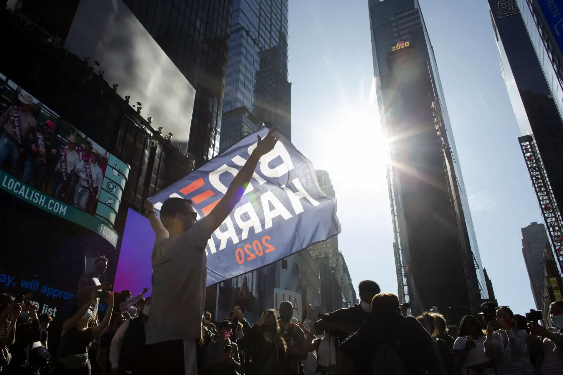 La gente celebra en Nueva York, después de que Joe Biden fuera declarado ganador de las elecciones presidenciales de 2020. Foto: AFP