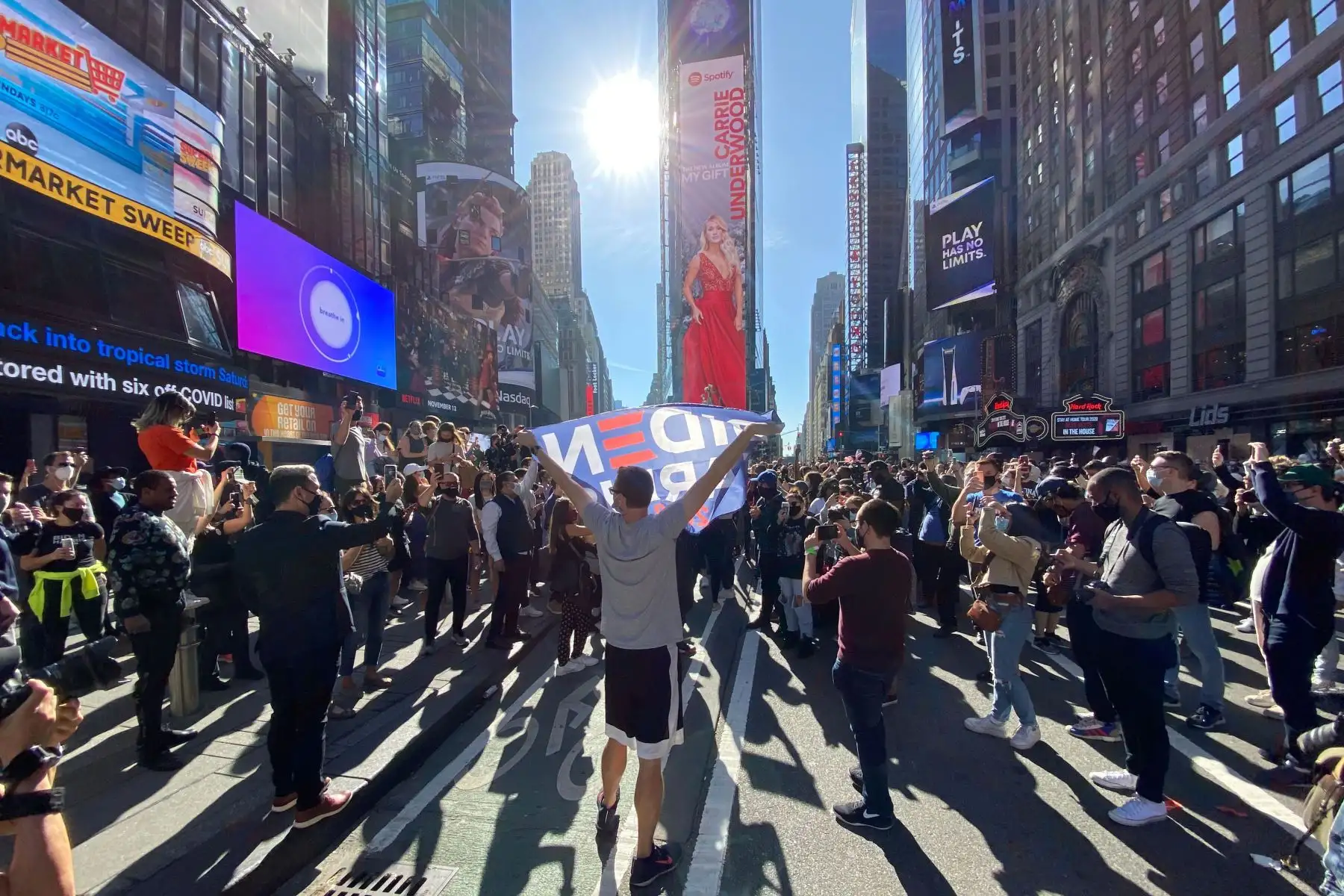 La gente celebra en Nueva York, después de que Joe Biden fuera declarado ganador de las elecciones presidenciales de 2020. Foto: AFP