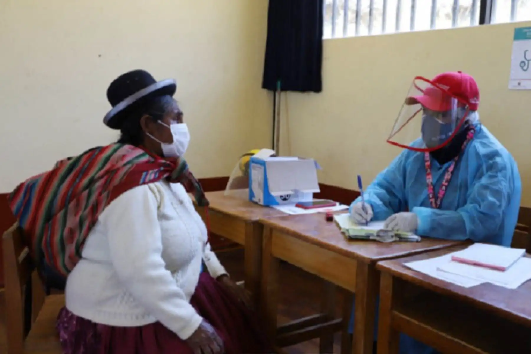 La población de Jacantaya recibió con entusiasmo a la brigada multisectorial que llegó a esta zona aimara de la región Puno por primera vez a bordo de la Plataforma Itinerante de Acción Social (PIAS) Lago Titicaca I, que gestiona el Ministerio de Desarrollo e Inclusión (Midis) para brindar atenciones prioritarias del Estado. Foto: Programa Nacional PAIS/Midis