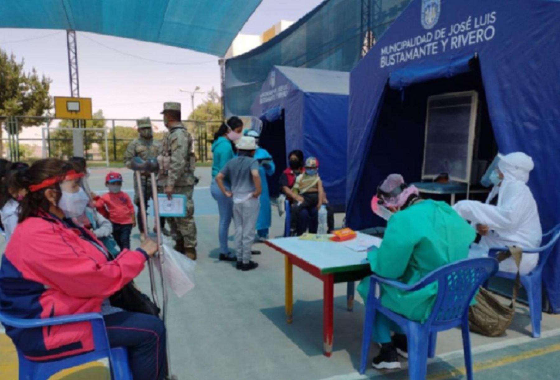 Gran afluencia de público se observó hoy en los diferentes puntos de vacunación en Arequipa, interesados en recibir la vacuna contra la difteria y otras enfermedades.