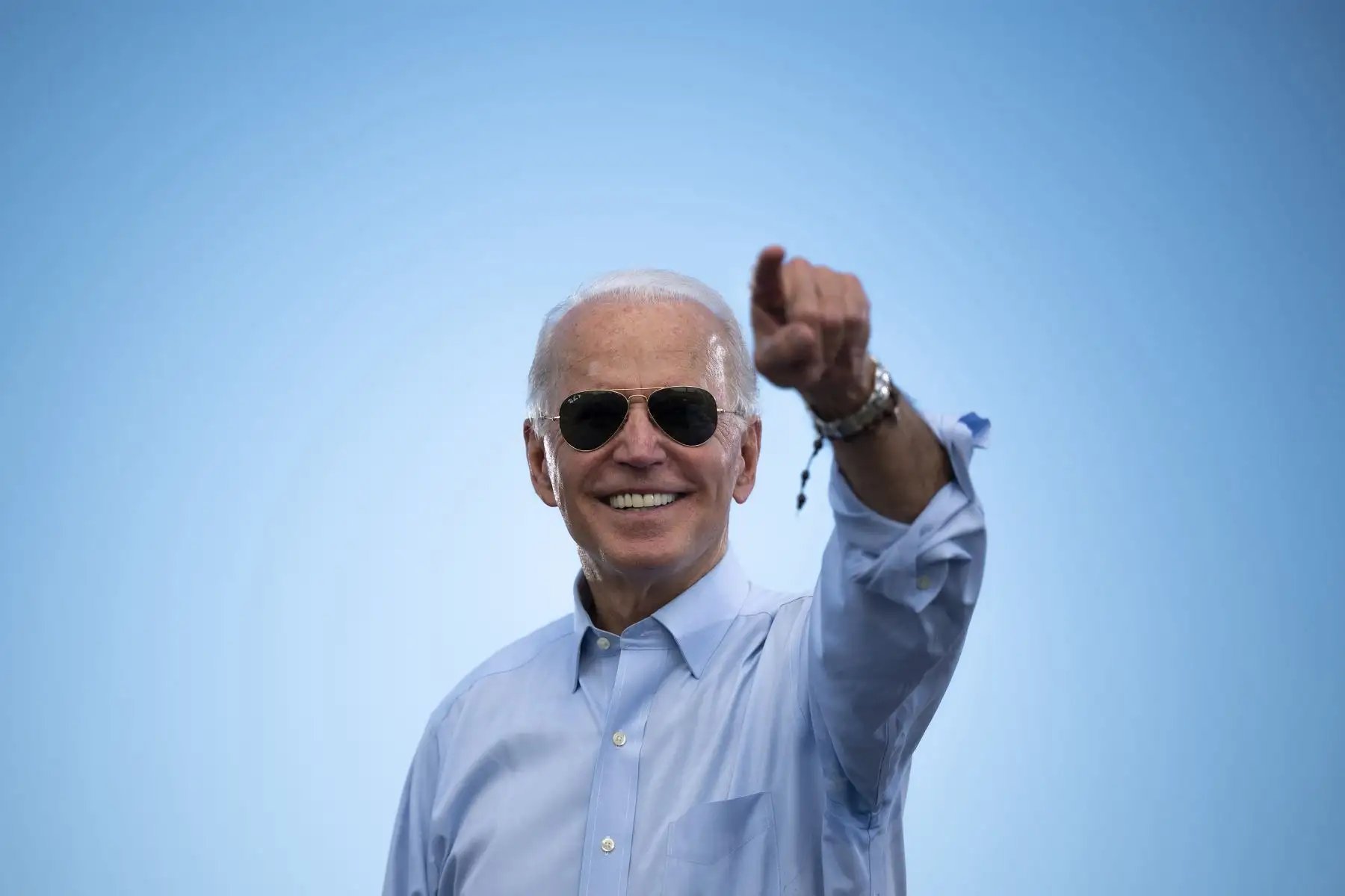 En esta foto de archivo tomada el 29 de octubre de 2020, el candidato presidencial demócrata y exvicepresidente de los Estados Unidos, Joe Biden, hace gestos antes de pronunciar sus comentarios en un evento Drive-in en Coconut Creek, Florida. 
Foto: AFP