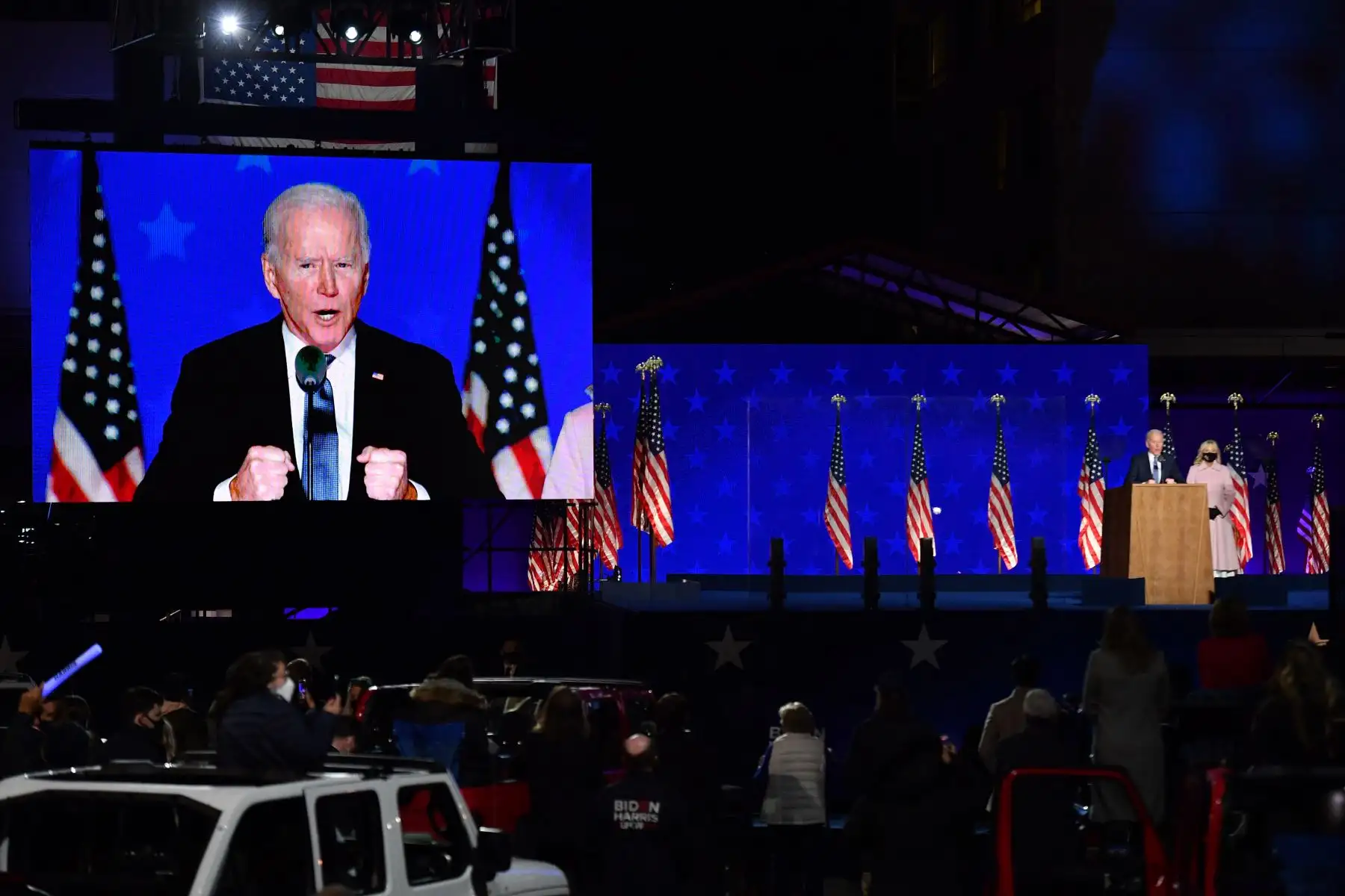 Los simpatizantes observan al candidato presidencial demócrata Joe Biden hablar junto a su esposa Jill Biden durante la noche de las elecciones en el Chase Center en Wilmington, Delaware.
Foto: AFP