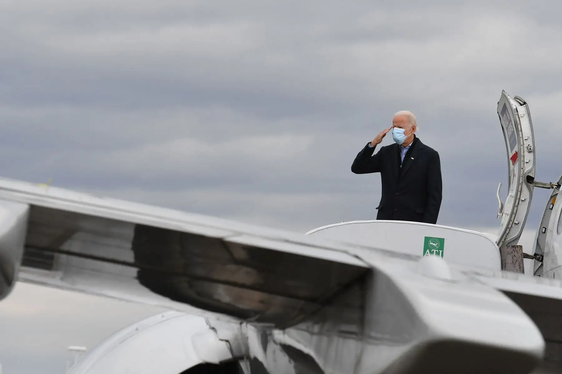 El candidato presidencial demócrata Joe Biden saluda al salir de Scranton, Pensilvania, el 3 de noviembre de 2020. 
Foto: AFP