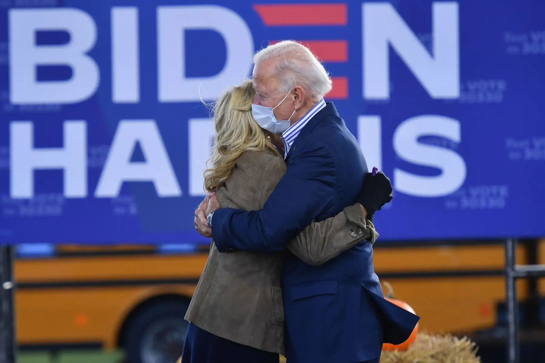 El candidato presidencial demócrata Joe Biden y su esposa Jill Biden se abrazan en el escenario durante un mitin en el Dallas High School, en Dallas, Pensilvania.
Foto: AFP