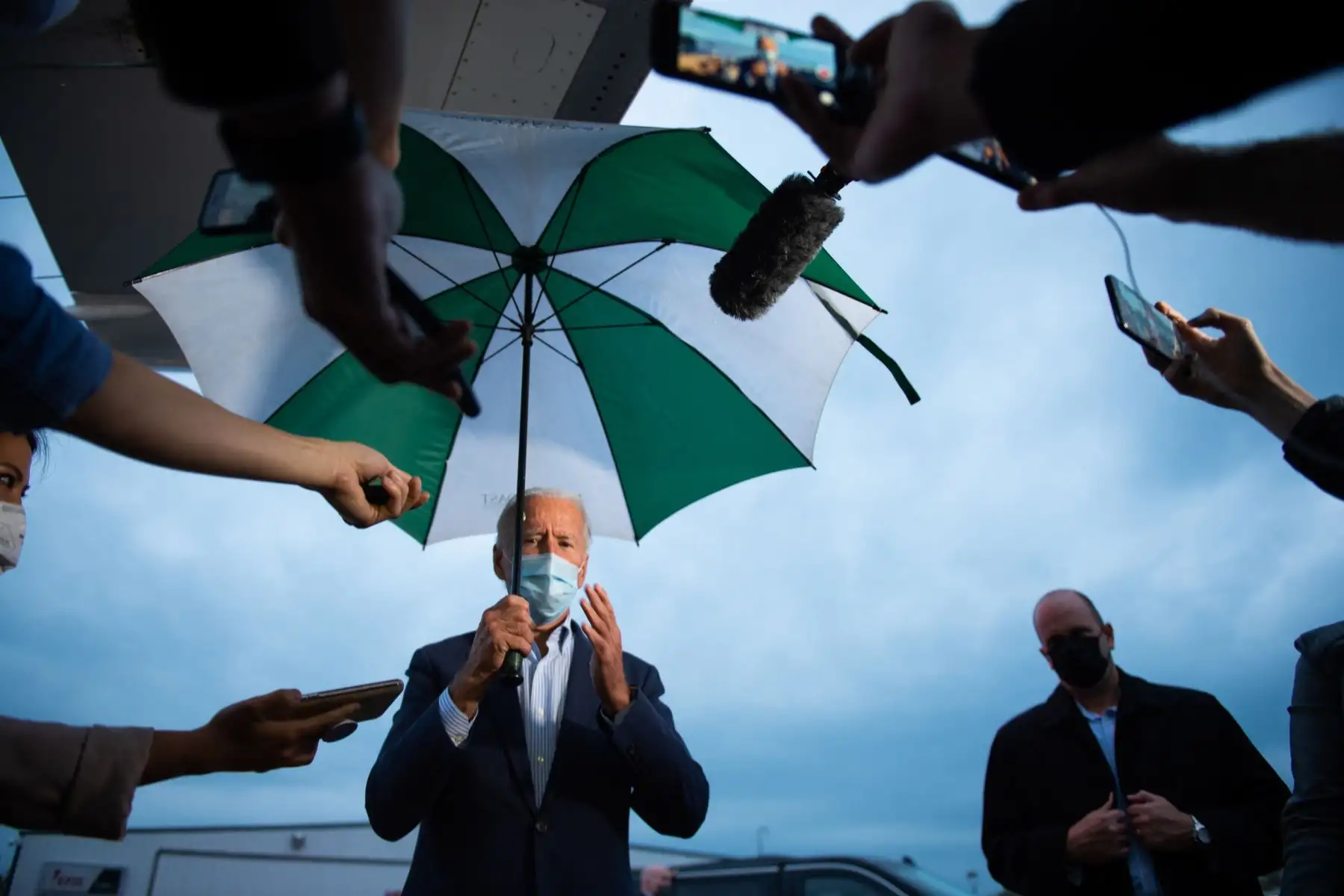 El candidato presidencial demócrata y exvicepresidente Joe Biden habla con la prensa en el Aeropuerto Internacional Erie en Erie, Pensilvania, antes de regresar a Delaware el 10 de octubre de 2020.
Foto; AFP