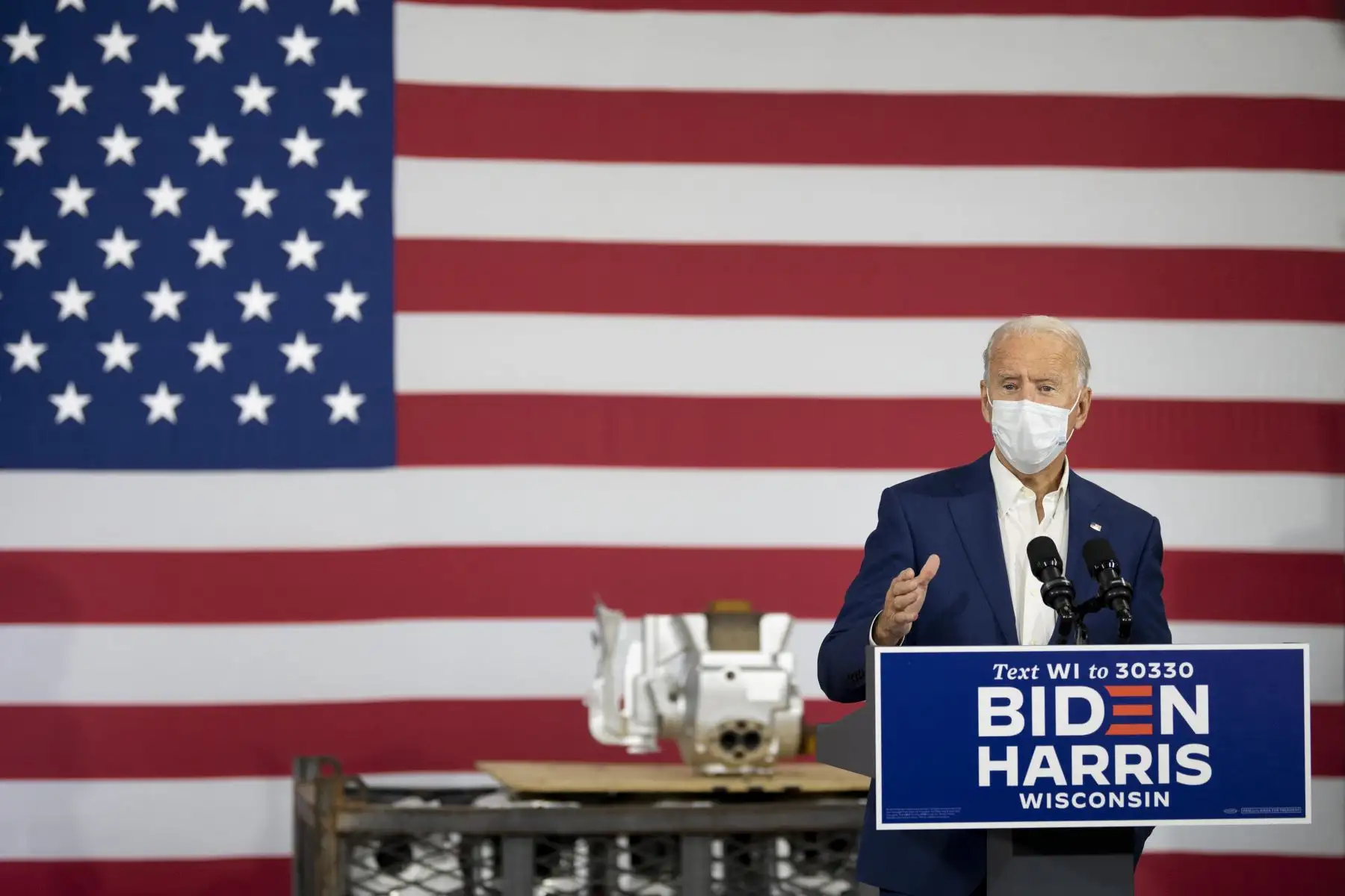 El candidato presidencial demócrata Joe Biden ofrece comentarios en una planta de fabricación de aluminio en Manitowoc, Wisconsin, el 21 de septiembre de 2020.
Foto:AFP