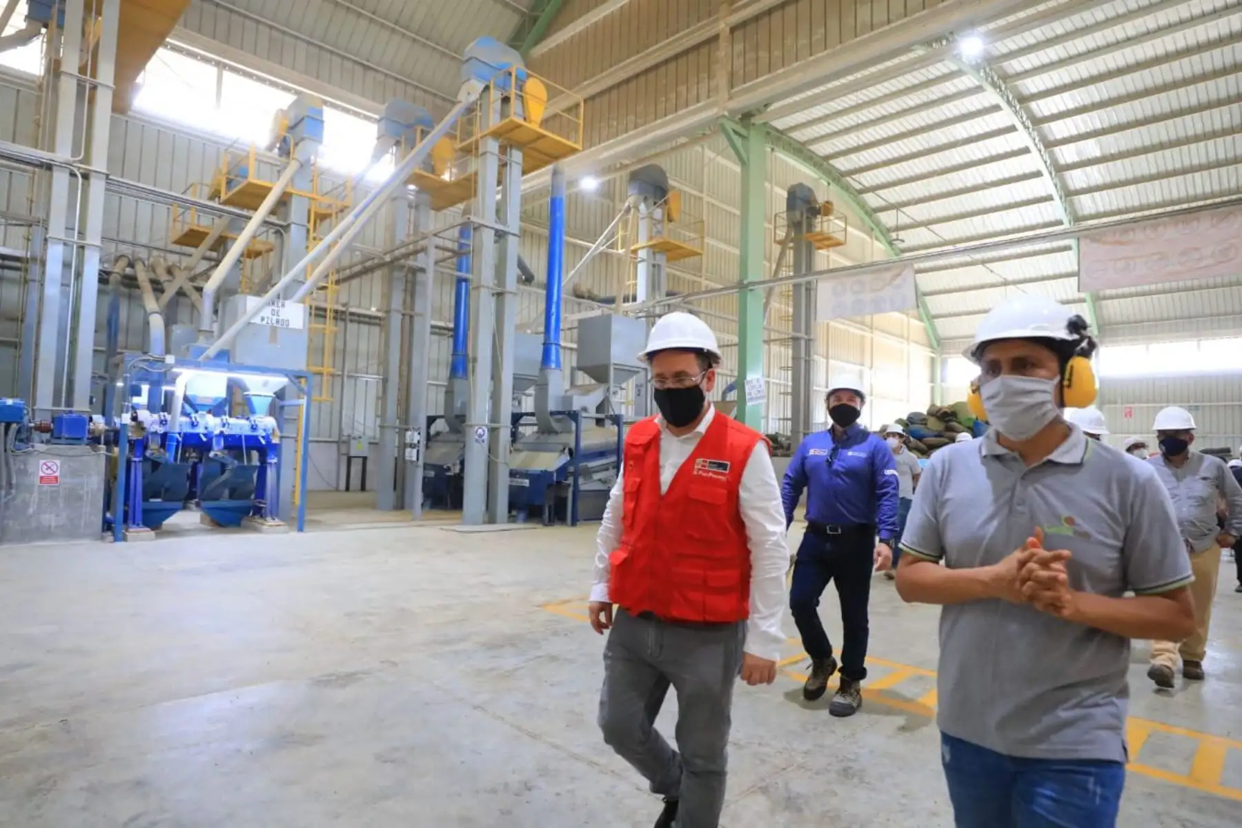 El ministro de la Producción, Jose Salardi, junto al gobernador regional de Cajamarca, Mesias Guevara, y el alcalde provincial de Jaén, Francisco Delgado, realizan una visita técnica a las instalaciones de la planta y laboratorios de la cooperativa cafetalera Cenfrocafe, ubicada Jaén.
Foto: Ministerio de la Producción