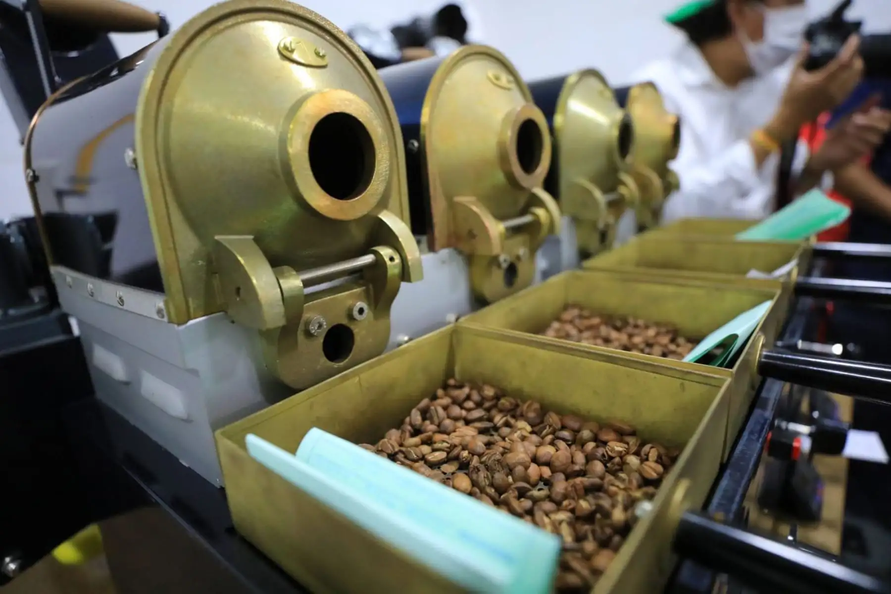 El ministro de la Producción, Jose Salardi, junto al gobernador regional de Cajamarca, Mesias Guevara, y el alcalde provincial de Jaén, Francisco Delgado, realizan una visita técnica a las instalaciones de la planta y laboratorios de la cooperativa cafetalera Cenfrocafe, ubicada Jaén.
Foto: Ministerio de la Producción