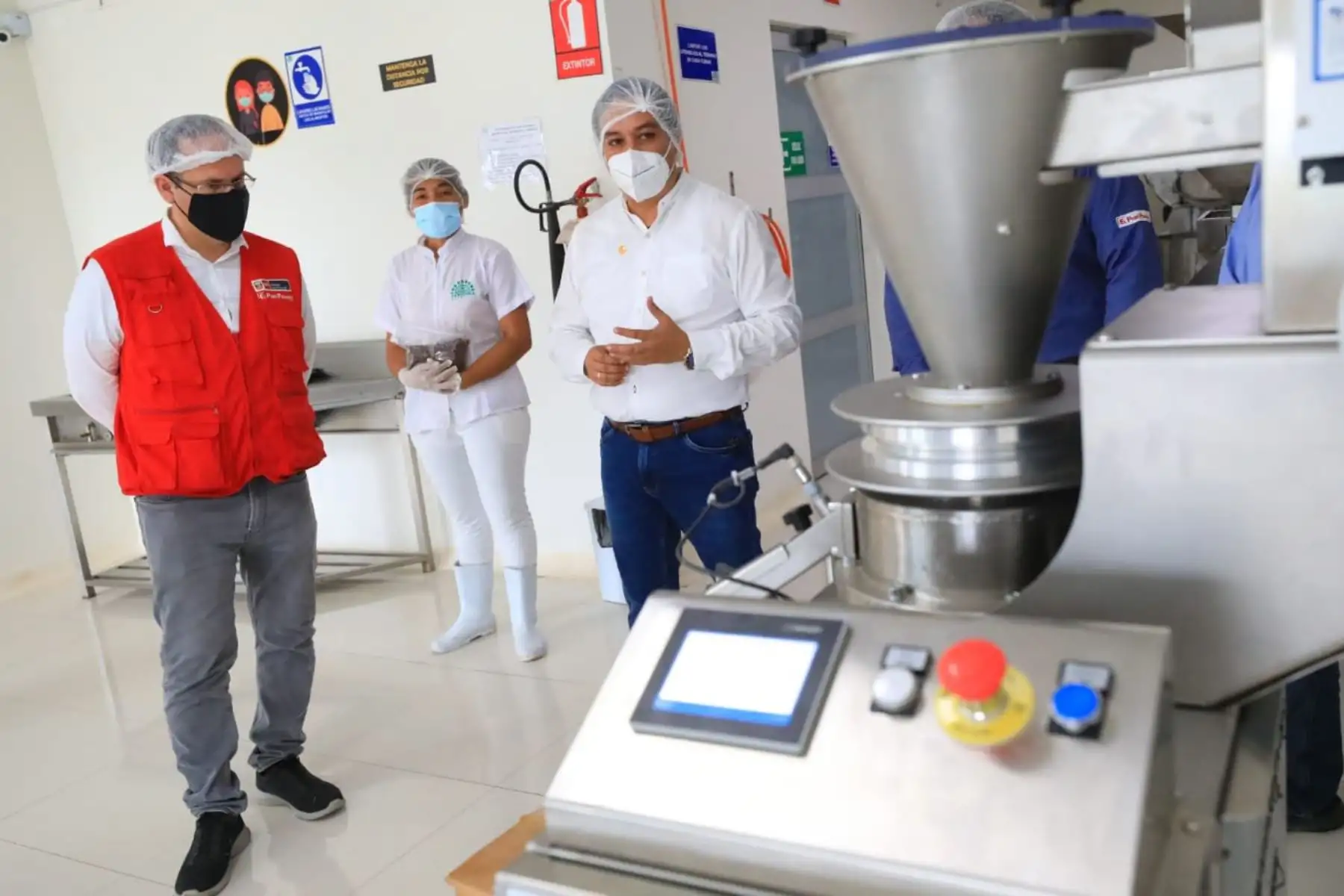 En Jaén-Cajamarca, el ministro de la Producción, JoseSalardi
 realiza una visita técnica a la empresa agroindustrial "Peruinka", dedicada al acopio, transformación y comercialización de alimentos en base a frutos, cereales, granos, hortalizas, nueces, y semillas.
Foto: Ministerio de la Producción