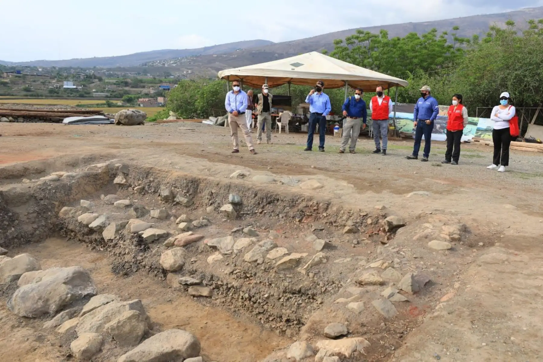 En Jaén, el ministro de la producción José Salardi, la ministra del Ambiente, KirlaEchegaray, el gobernador regional y el presidente del Comité de Pesca y Acuicultura de la SNI, Alfonso Miranda, recorren el sitio arqueológico Montegrande.
Foto: Ministerio de la Producción