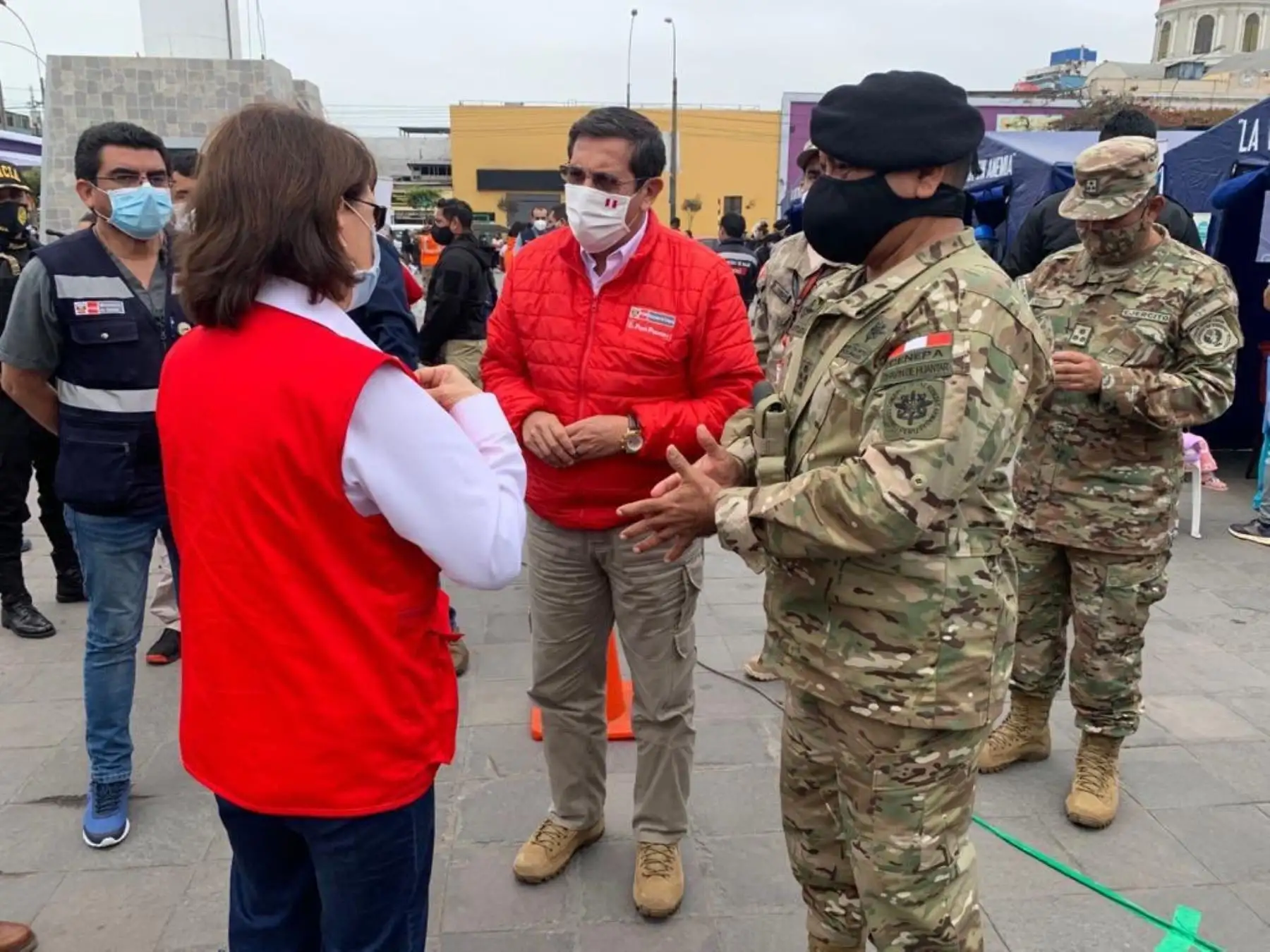 Ministro de Defensa, Jorge Chávez, supervisó labor de Fuerzas Armadas en jornada de vacunación.