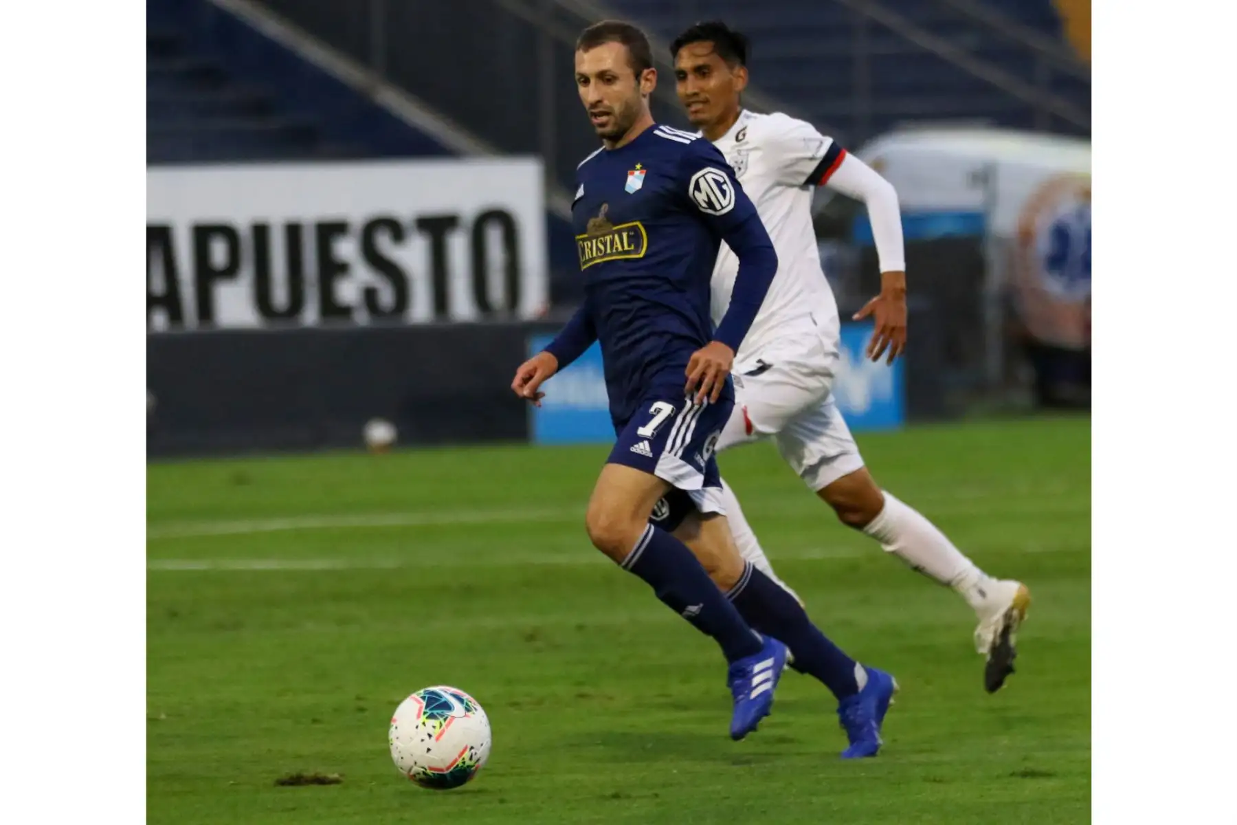 El futbolista H. Calcaterra  de  Sporting Cristal , disputa la pelota con el judador de San Martín , durante el partido de la cuarta fecha de la Fase 2 de la Liga1 Movistar.en el estadio Alejandro Villanueva.
 Foto: @LigaFutProfdel