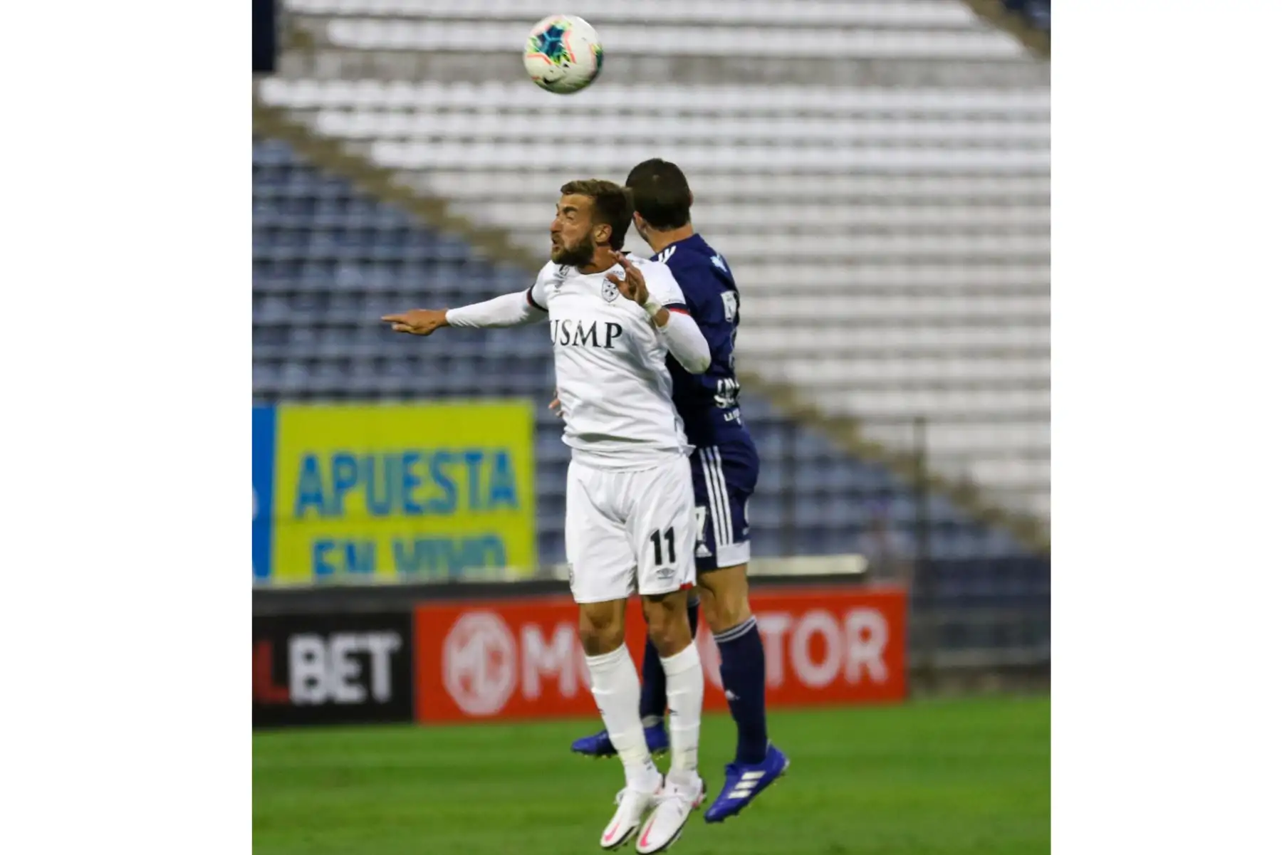 El futbolista G. Gentile de San Martín , disputa la pelota con el judador de Sporting Cristal , durante el partido de la cuarta fecha de la Fase 2 de la Liga1 Movistar, en el estadio Alejandro Villanueva.
 Foto: @LigaFutProfdel
