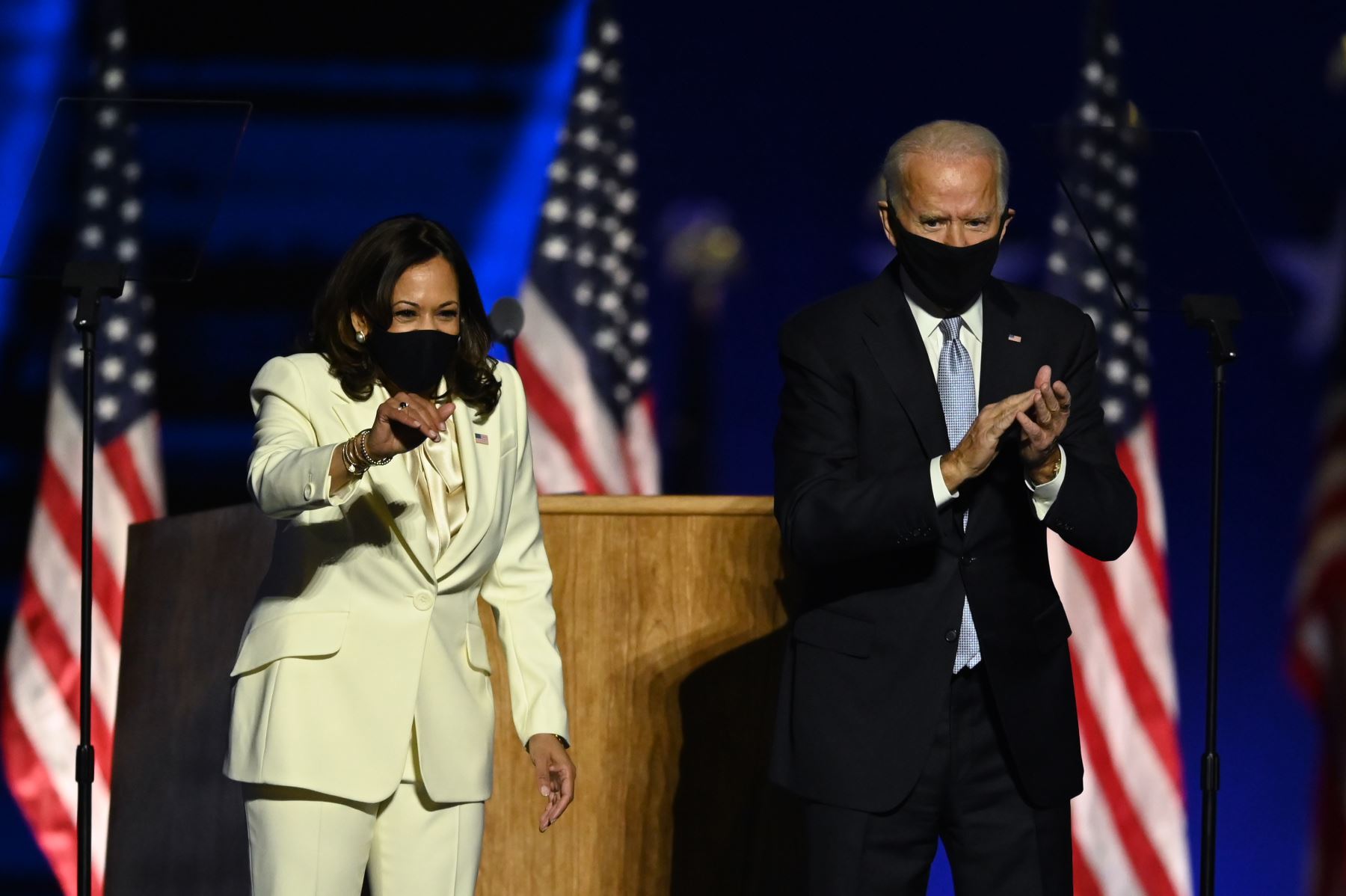 El presidente electo de Estados Unidos, Joe Biden , llega junto a la vicepresidenta electa Kamala Harris para pronunciar sus comentarios en Wilmington, Delaware, luego de ser declarados ganadores de las elecciones presidenciales.
Foto: AFP
