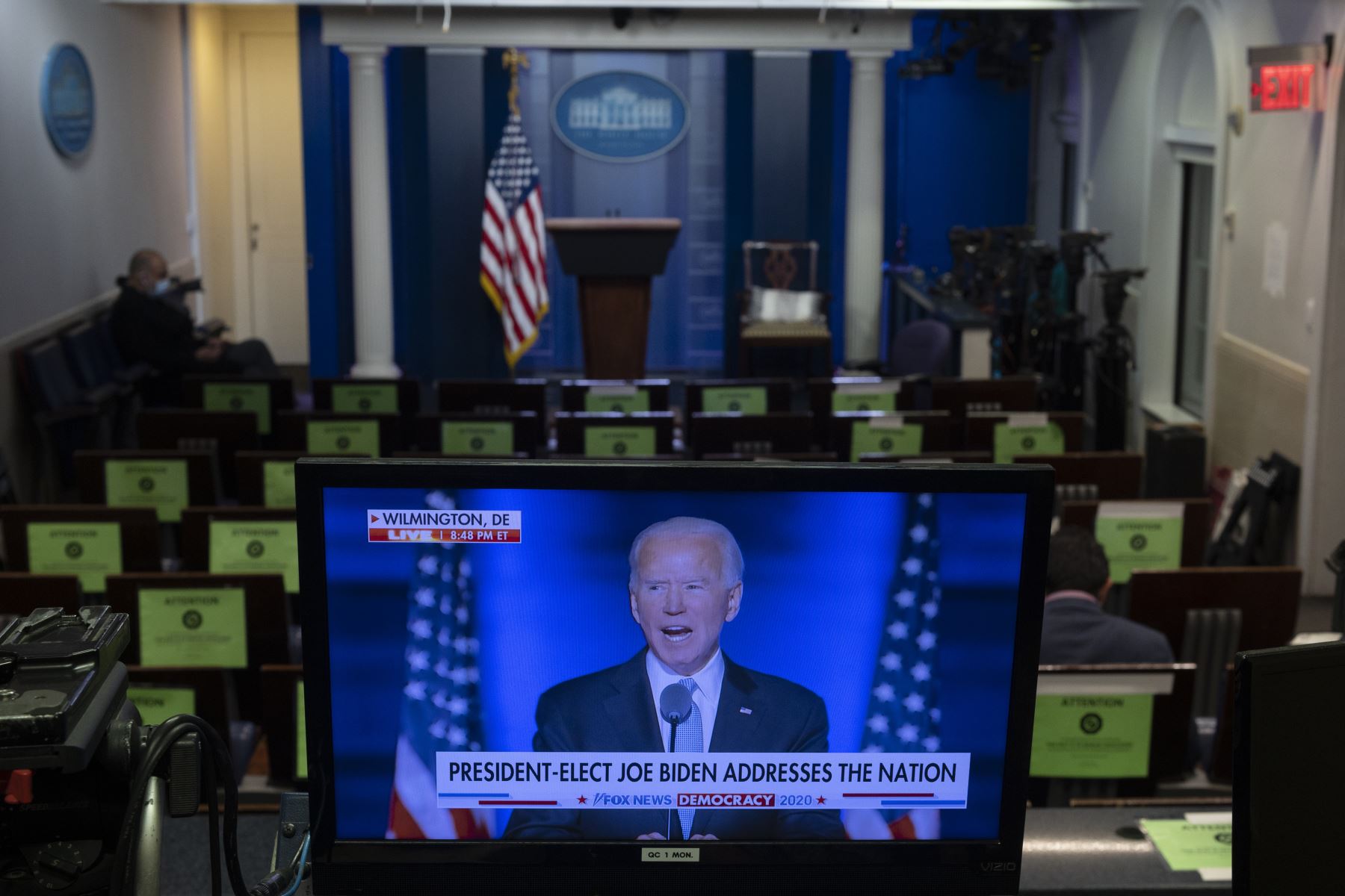 El presidente electo de los Estados Unidos, Joe Biden, es visto mientras pronuncia su discurso de aceptación, en un monitor en la Sala de Información Brady en la Casa Blanca en Washington.
Foto: AFP