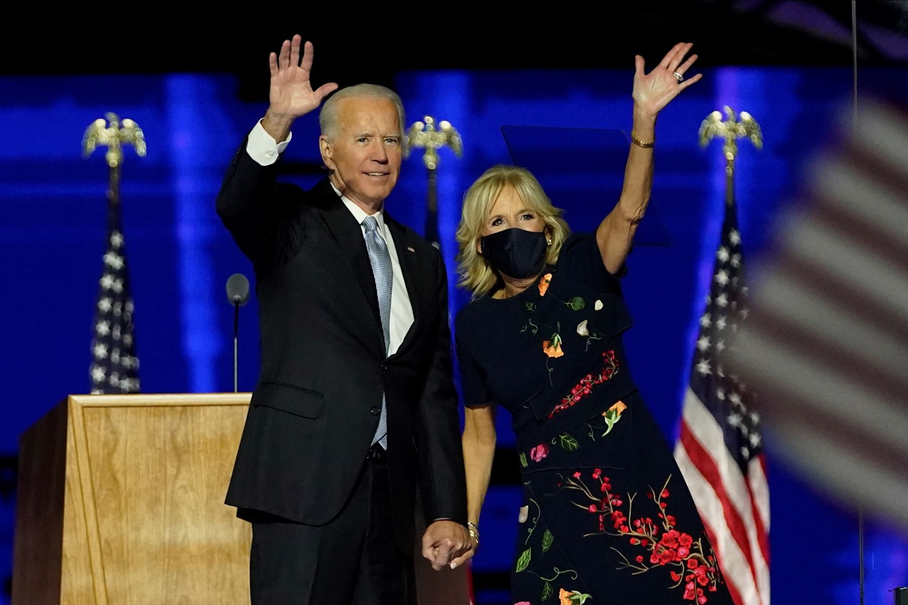 El presidente electo de EE. UU., Joe Biden, con su esposa Jill Biden, saludan a la multitud en el escenario después de pronunciar su discurso en Wilmington, Delaware, y ser declarado ganador de las elecciones presidenciales de EE. UU.
Foto: AFP