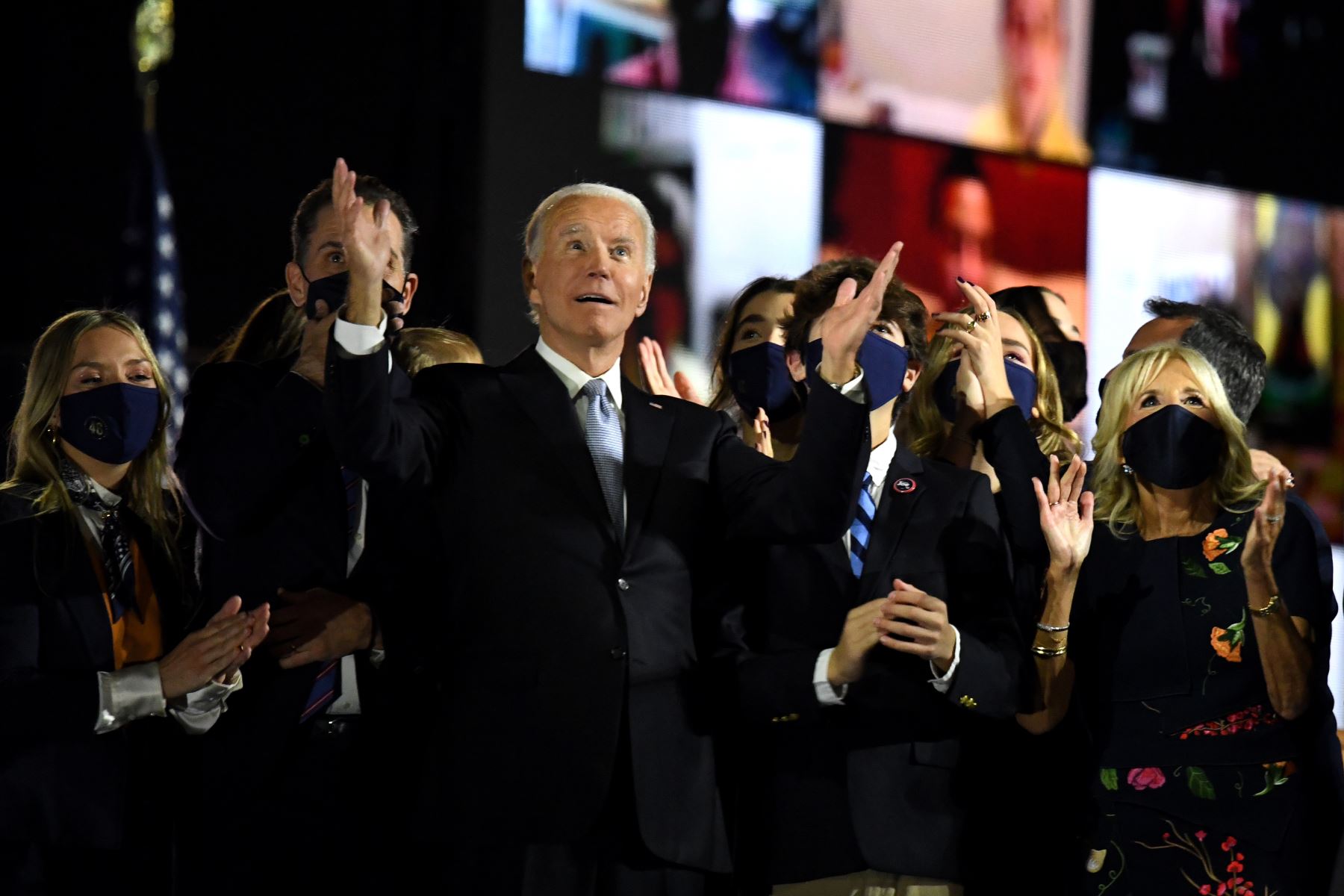 El presidente electo de EE. UU., Joe Biden, con su esposa Jill Biden, junto con miembros de la familia, saludan a la multitud en el escenario después de pronunciar sus comentarios en Wilmington, Delaware,  y ser declarados ganadores de las elecciones presidenciales de EE. UU.
Foto: AFP