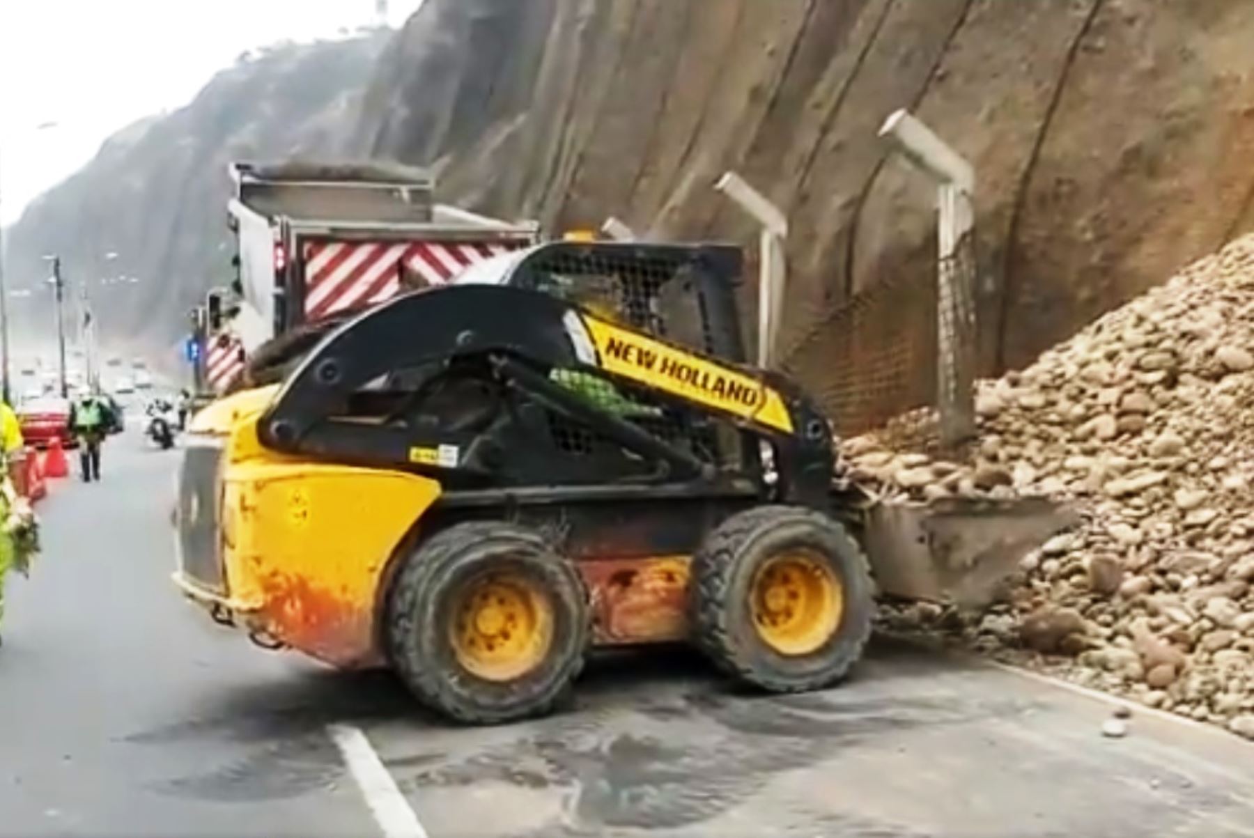 Costa Verde: cierran tramo de Miraflores por caída de tierra y rocas. Foto: ANDINA/capturaTV.