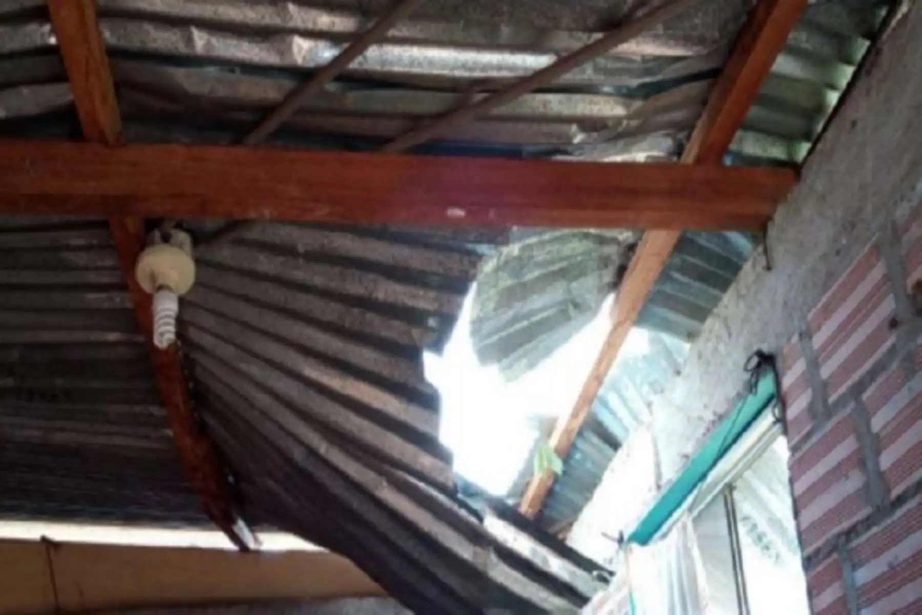 También hay 54 viviendas afectadas y más de 150 familias damnificadas.