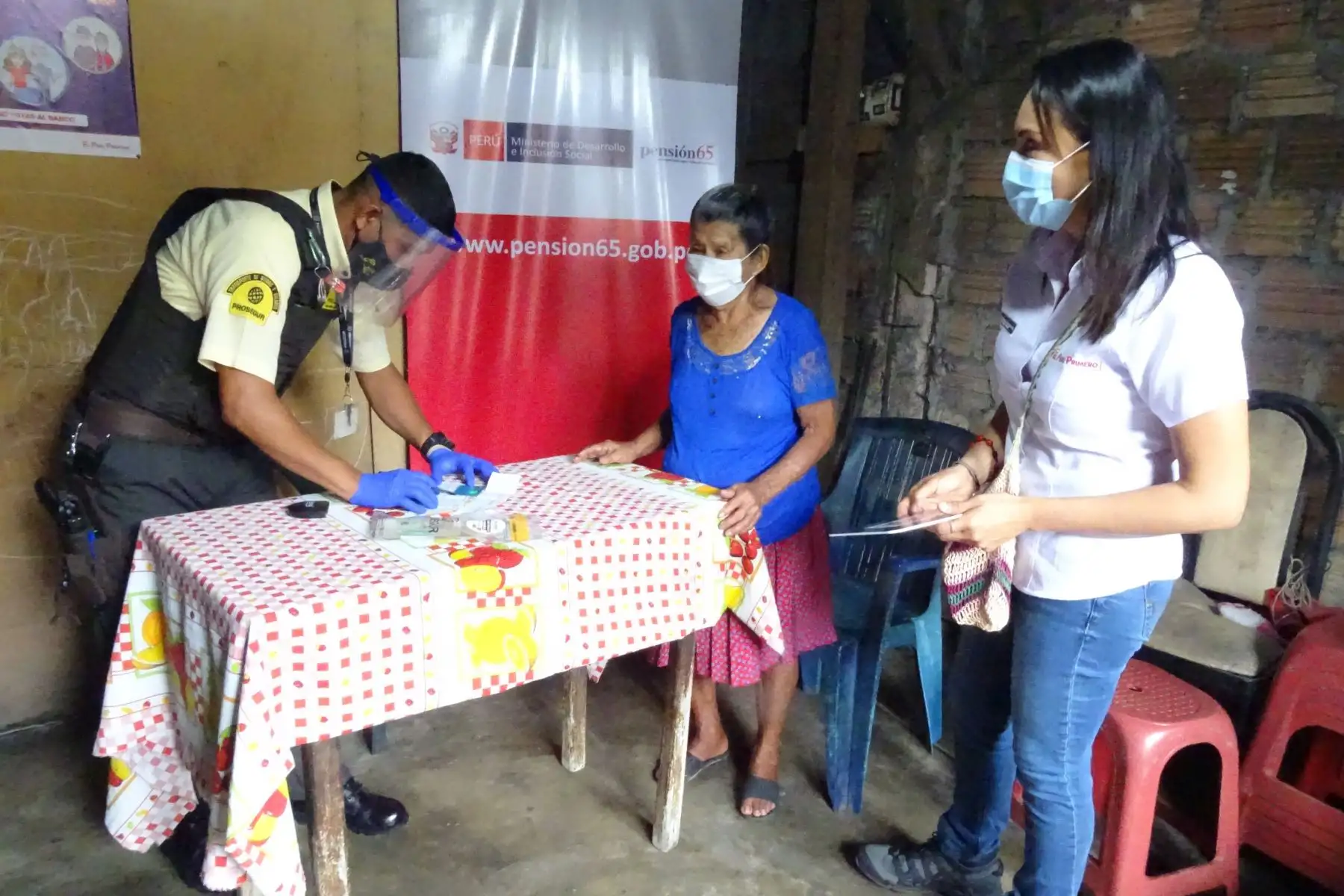 Ministra de Desarrollo e Inclusión Social, Patricia Donayre supervisa la entrega a domicilio del Bono Familiar Universal 