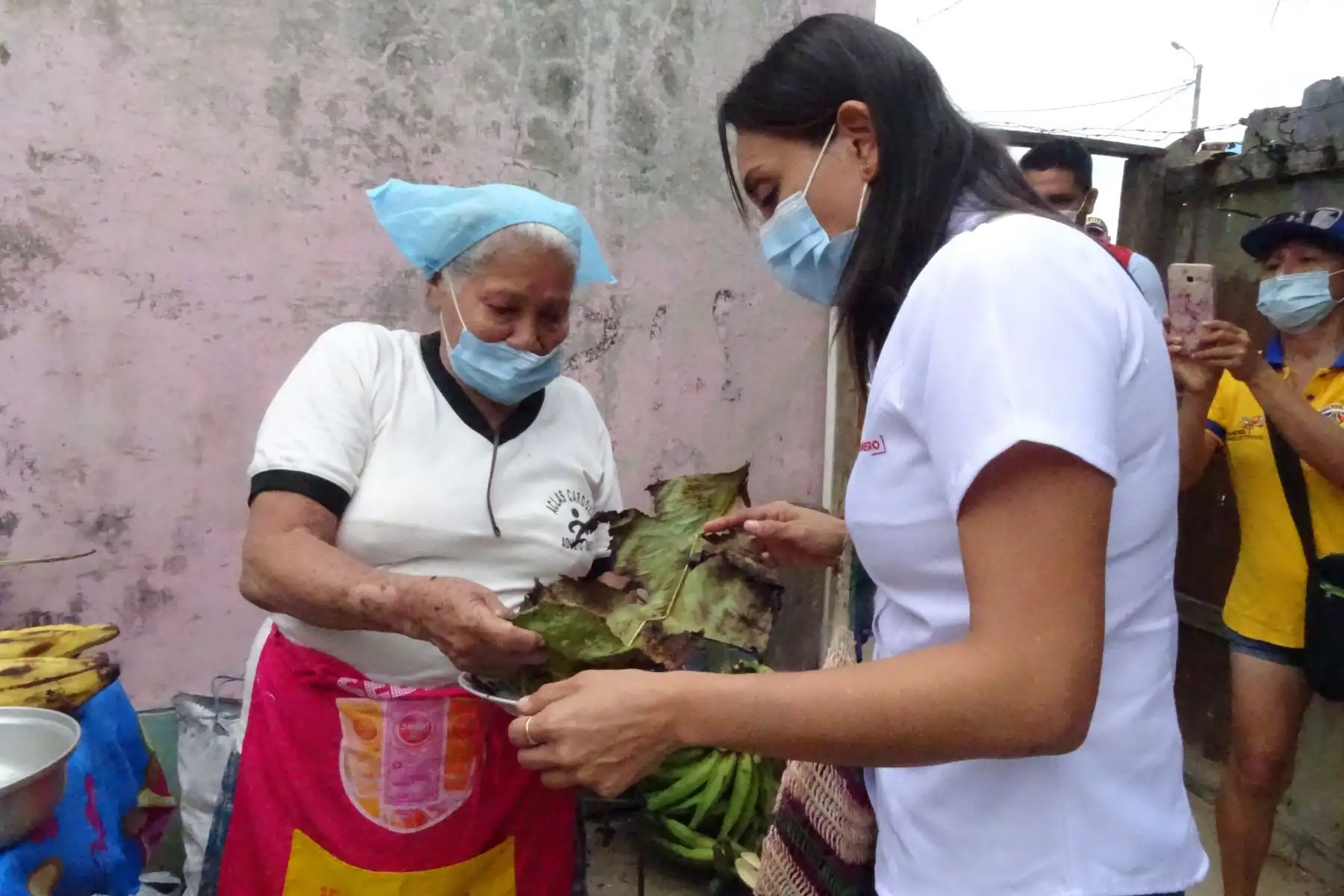 Ministra de Desarrollo e Inclusión Social, Patricia Donayre supervisa la entrega a domicilio del Bono Familiar Universal 