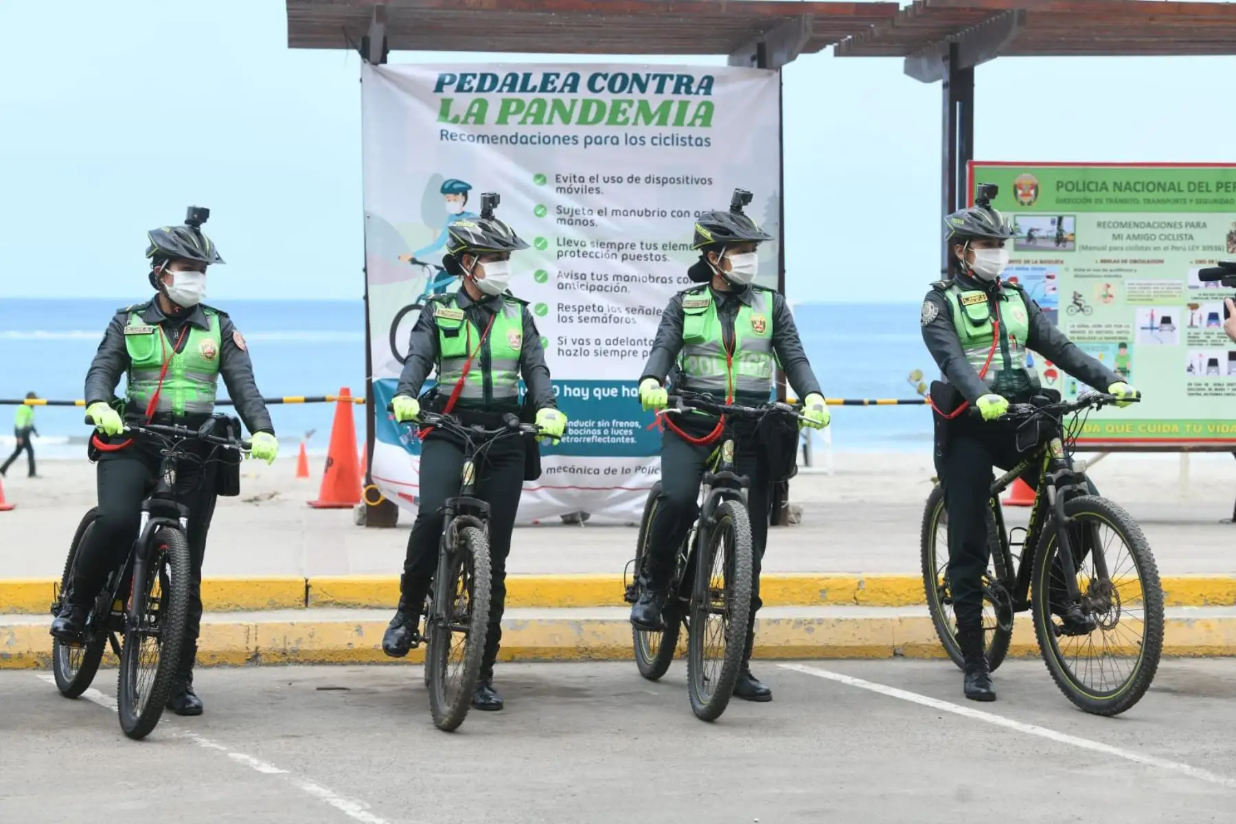 Ministro del Interior, César Gentille y el personal policial supervisan la instalación del personal policial en playas del circuito de la Costa Verde de Lima para garantizar la medidas para prevenir el covid-19.
Foto: Mininter
