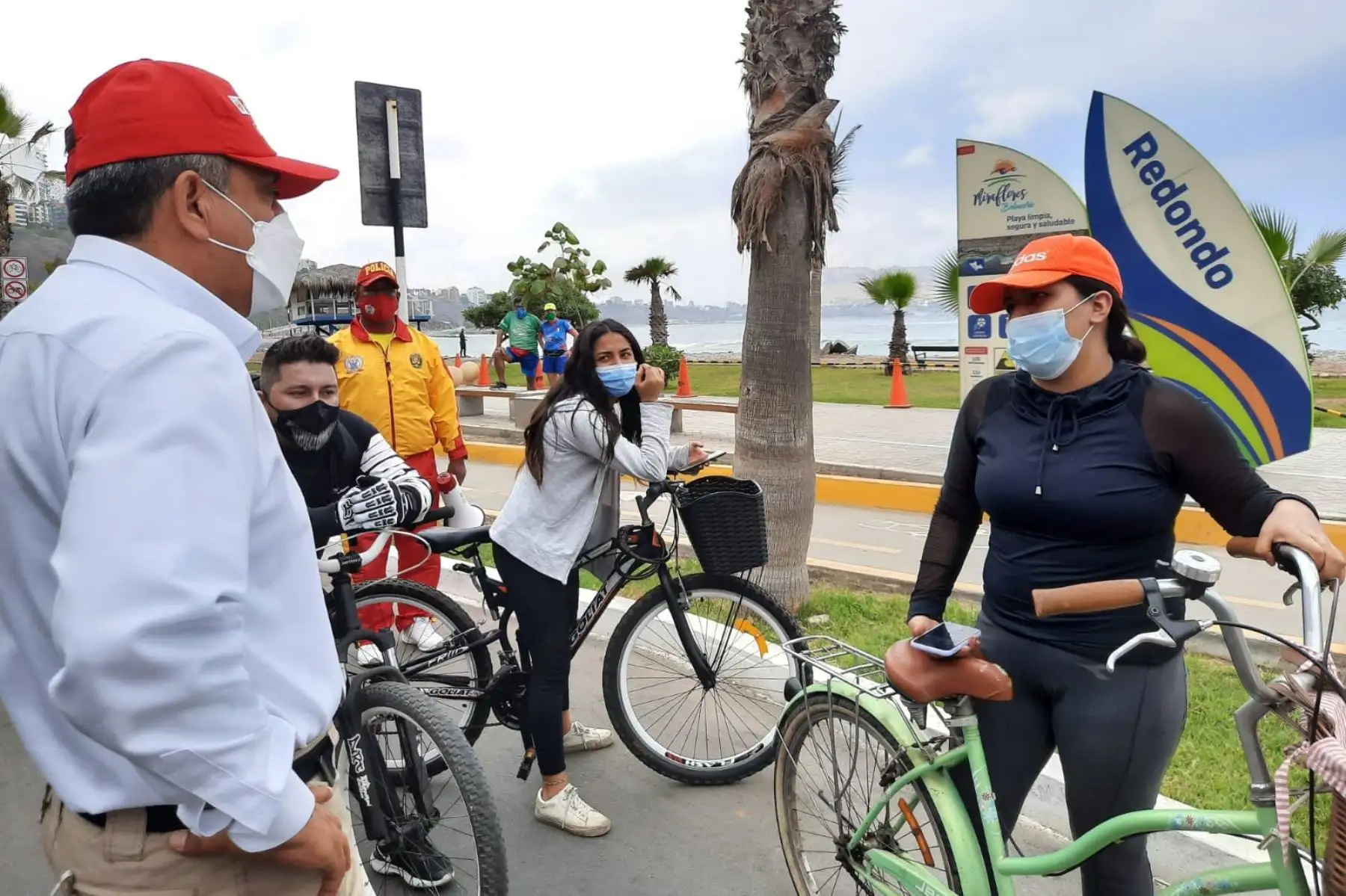 Ministro del Interior, César Gentille y el personal policial supervisan la instalación del personal policial en playas del circuito de la Costa Verde de Lima para garantizar la medidas para prevenir el covid-19.
Foto: Mininter