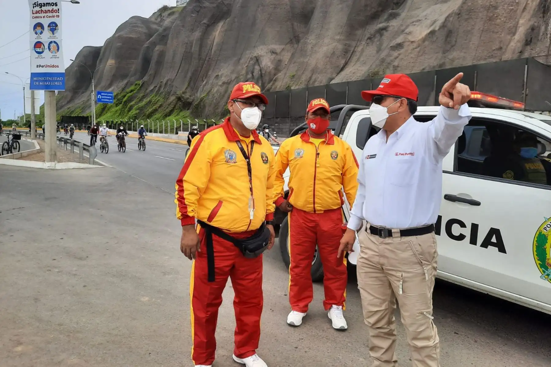 Ministro del Interior, César Gentille y el personal policial supervisan la instalación del personal policial en playas del circuito de la Costa Verde de Lima para garantizar la medidas para prevenir el covid-19.
Foto: Mininter
