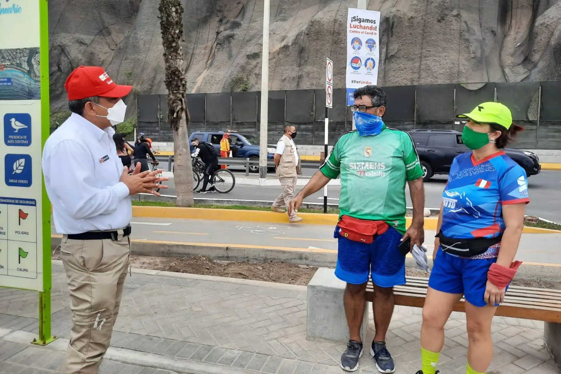 Ministro del Interior, César Gentille y el personal policial supervisan la instalación del personal policial en playas del circuito de la Costa Verde de Lima para garantizar la medidas para prevenir el covid-19.
Foto: Mininter