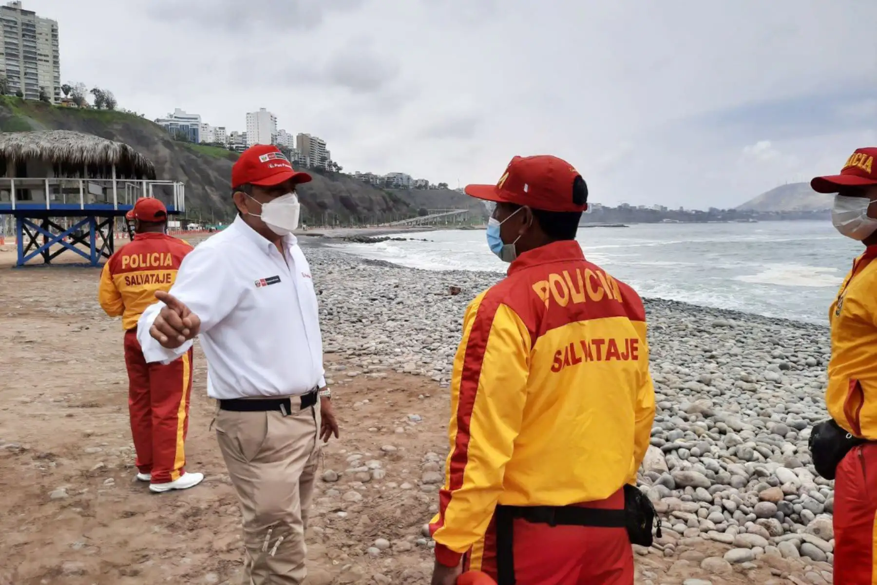 Ministro del Interior, César Gentille y el personal policial supervisan la instalación del personal policial en playas del circuito de la Costa Verde de Lima para garantizar la medidas para prevenir el covid-19.
Foto: Mininter