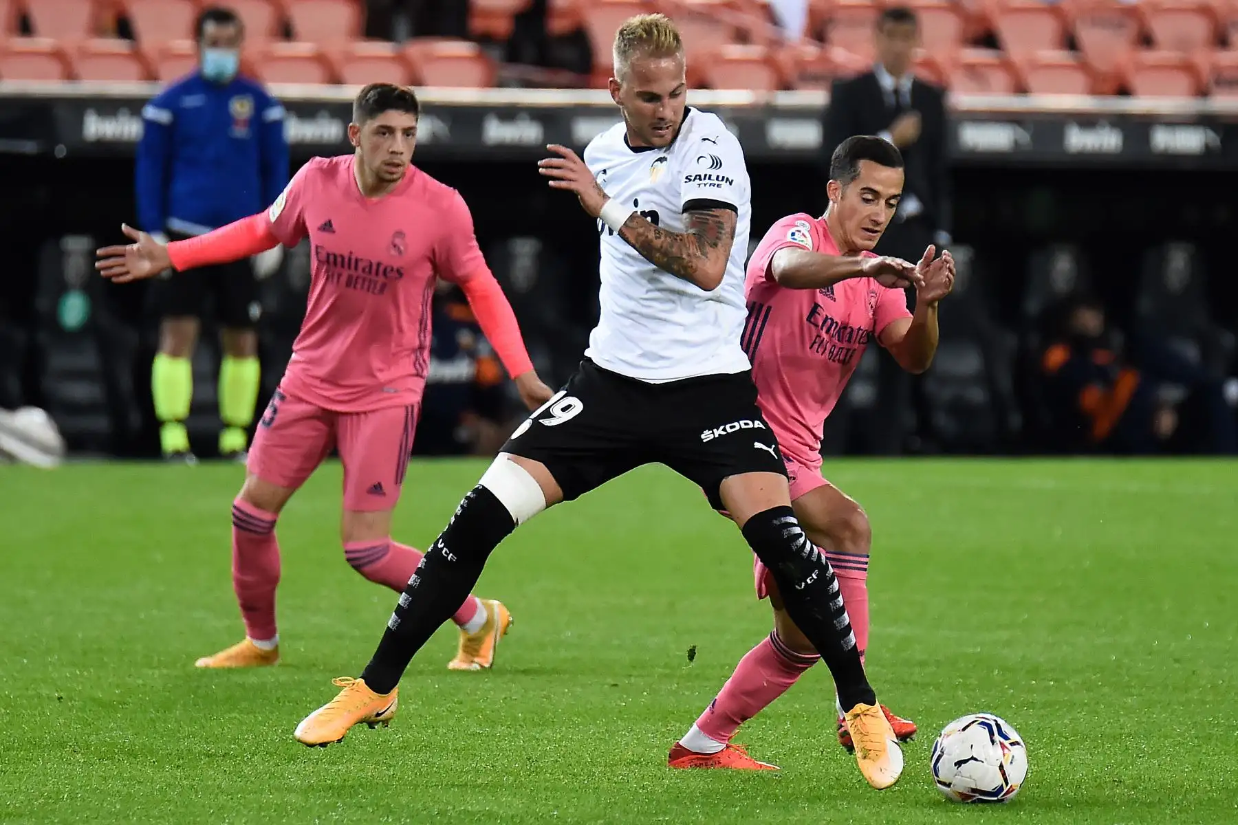 El centrocampista serbio de Valencia, Uros Racic , desafía al delantero español del Real Madrid Lucas Vázquez  durante el partido de fútbol de la Liga española entre Valencia y Real Madrid en el estadio Mestalla de Valencia.
Foto: AFP