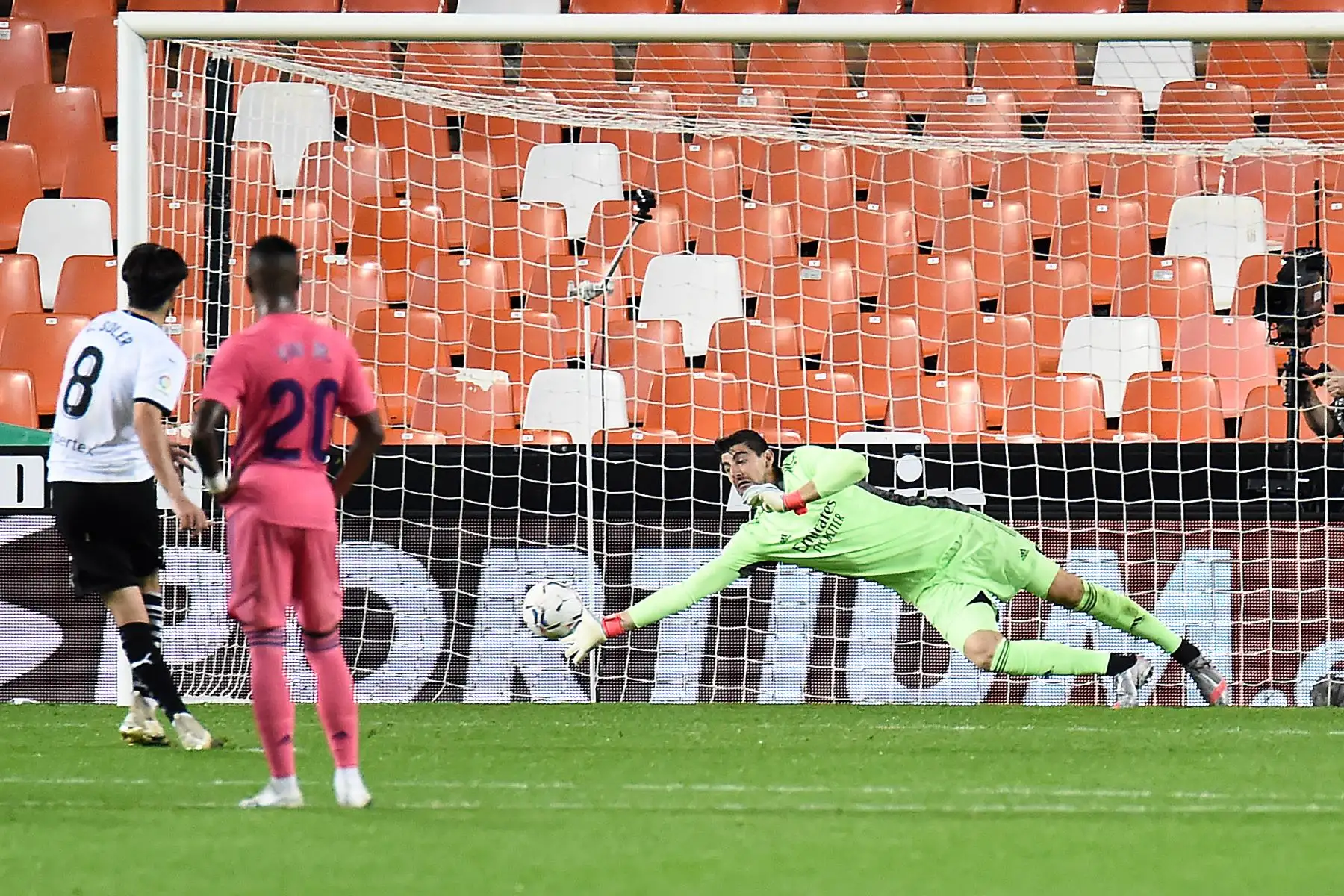 El centrocampista español de Valencia Carlos Soler  anota un penal al portero belga del Real Madrid Thibaut Courtois durante el partido de fútbol de la Liga española entre Valencia y Real Madrid en el estadio Mestalla de Valencia.
Foto: AFP