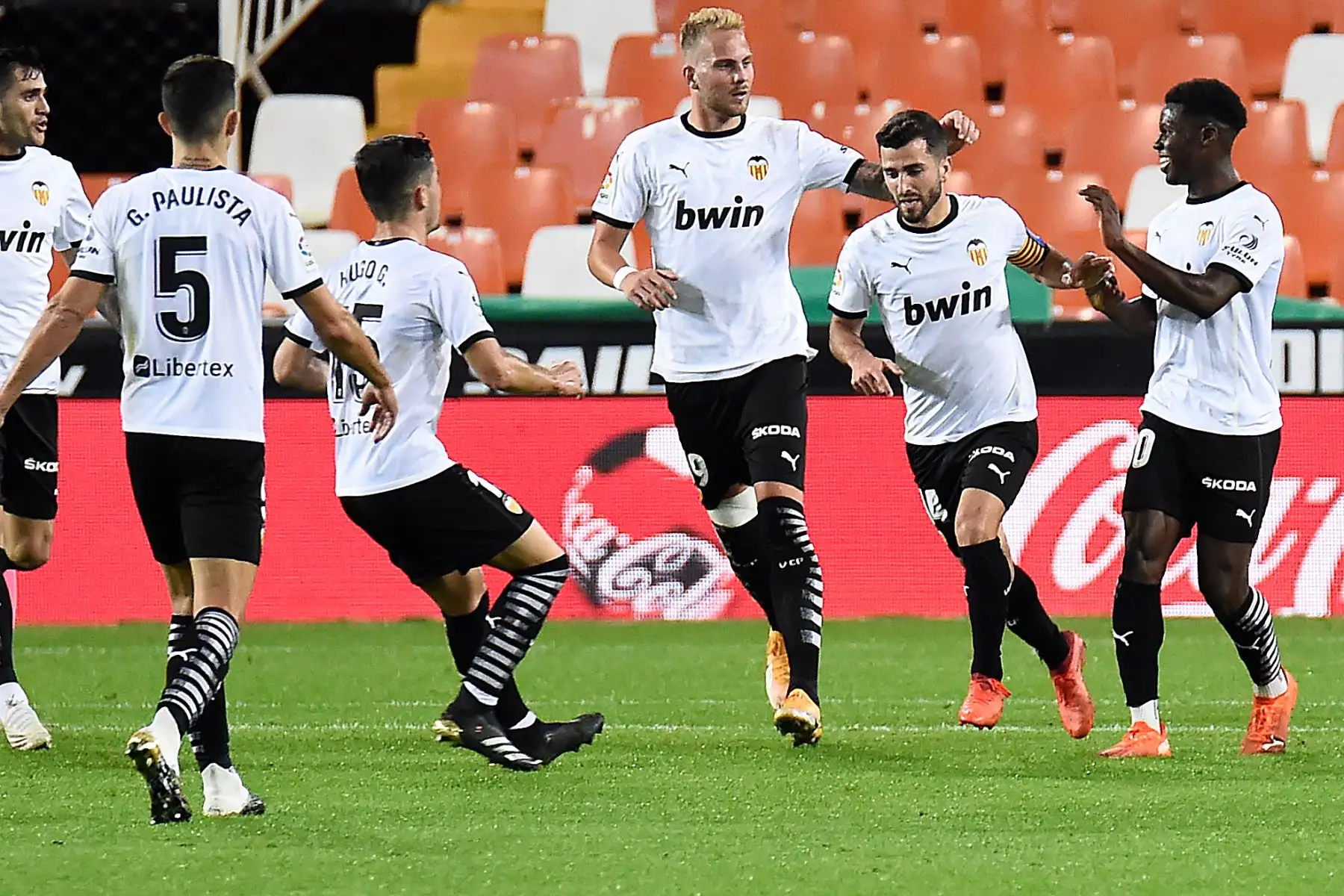 Los jugadores de Valencia celebran tras marcar un gol durante el partido de fútbol de la Liga española entre Valencia y Real Madrid en el estadio Mestalla de Valencia.
Foto: AFP