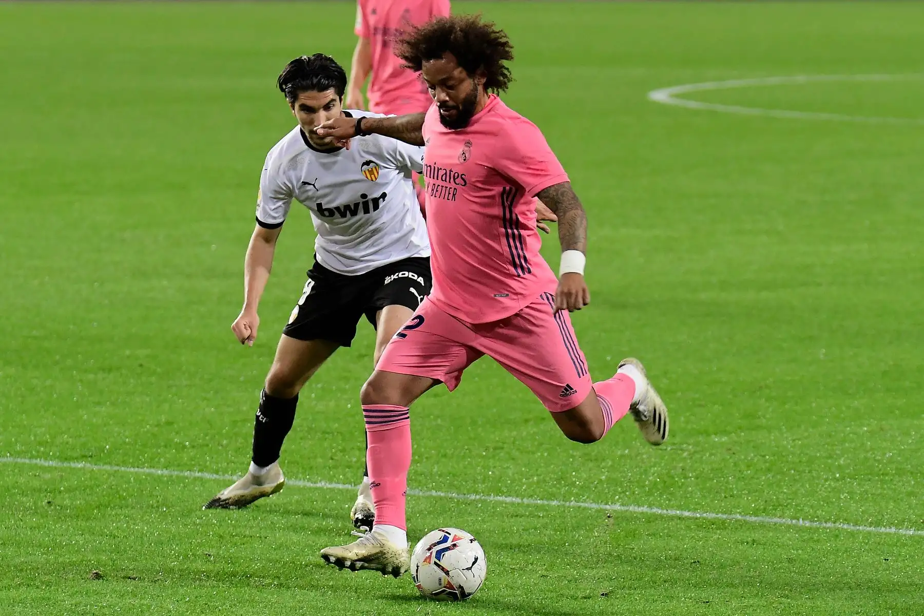El defensor brasileño del Real Madrid, Marcelo , desafía al mediocampista español de Valencia, Carlos Soler, durante el partido de fútbol de la Liga española entre Valencia y Real Madrid en el estadio Mestalla de Valencia.
Foto: AFP