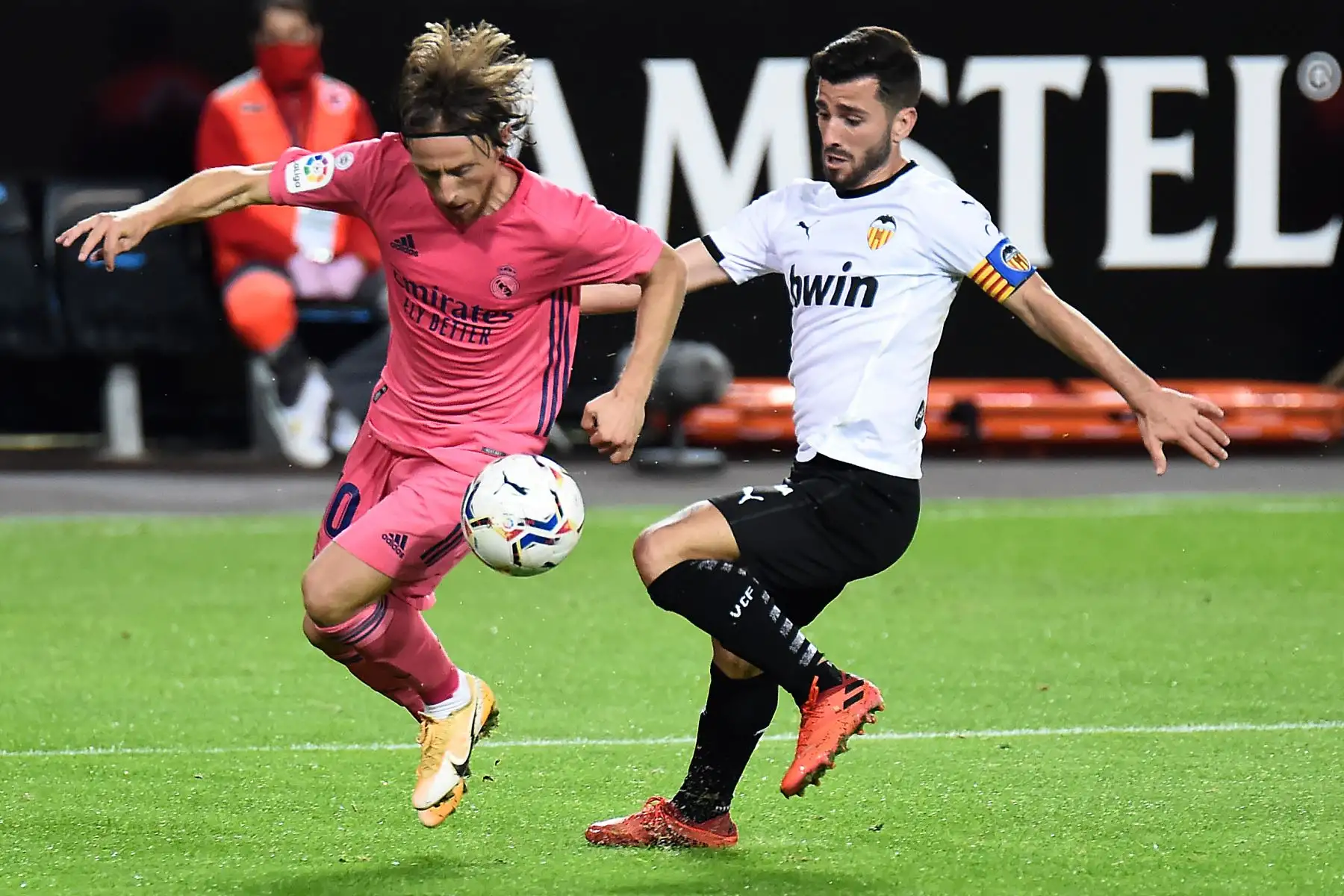El centrocampista croata del Real Madrid, Luka Modric, desafía al defensor español de Valencia, José Luis Gaya Peña, durante el partido de fútbol de la Liga española entre Valencia y Real Madrid en el estadio Mestalla de Valencia.
Foto: AFP