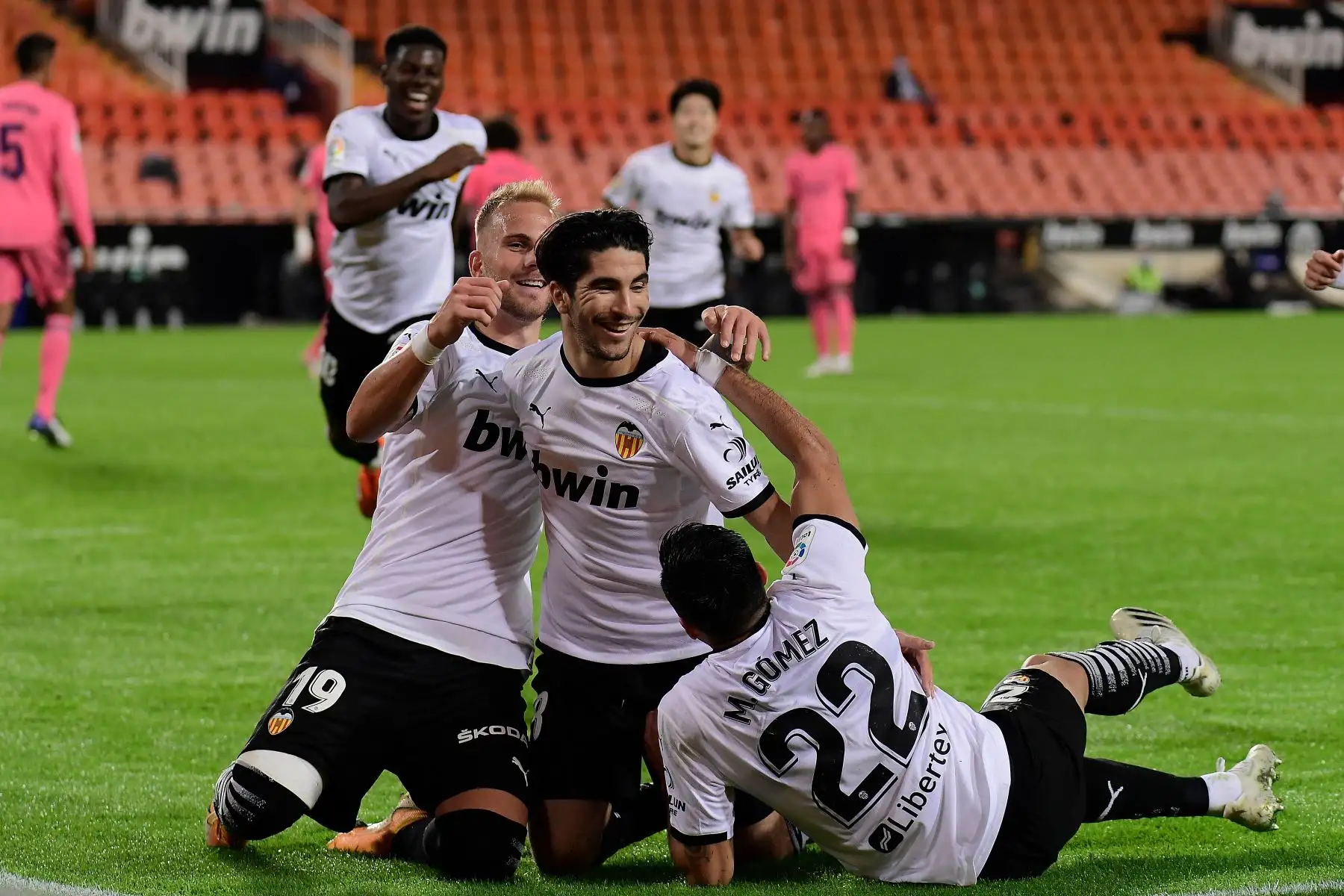 El centrocampista español de Valencia Carlos Soler  celebra con sus compañeros de equipo después de marcar un gol durante el partido de fútbol de la Liga española entre Valencia y Real Madrid en el estadio Mestalla de Valencia.
Foto: AFP