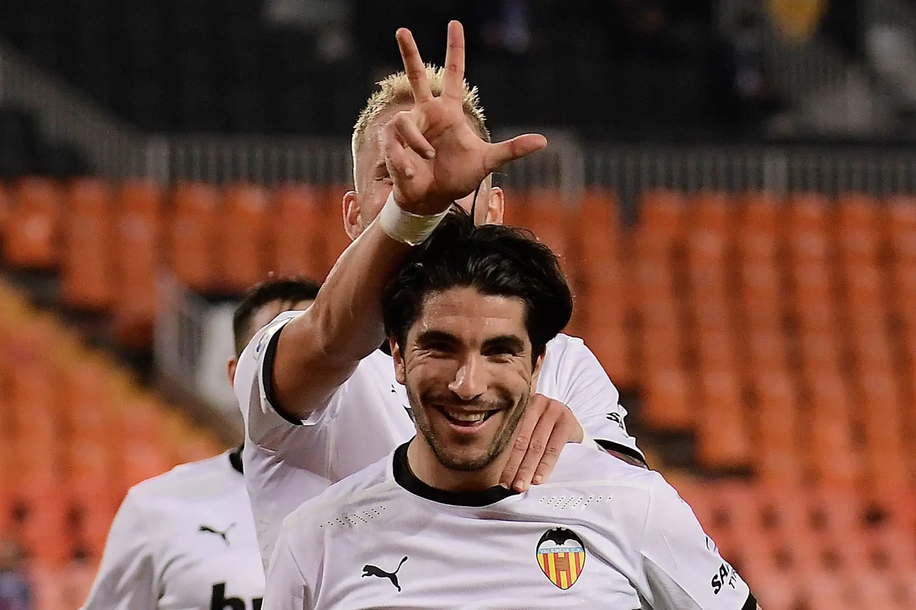 El centrocampista español de Valencia Carlos Soler celebra tras marcar un gol durante el partido de fútbol de la Liga española entre Valencia y Real Madrid en el estadio Mestalla de Valencia.
Foto: AFP