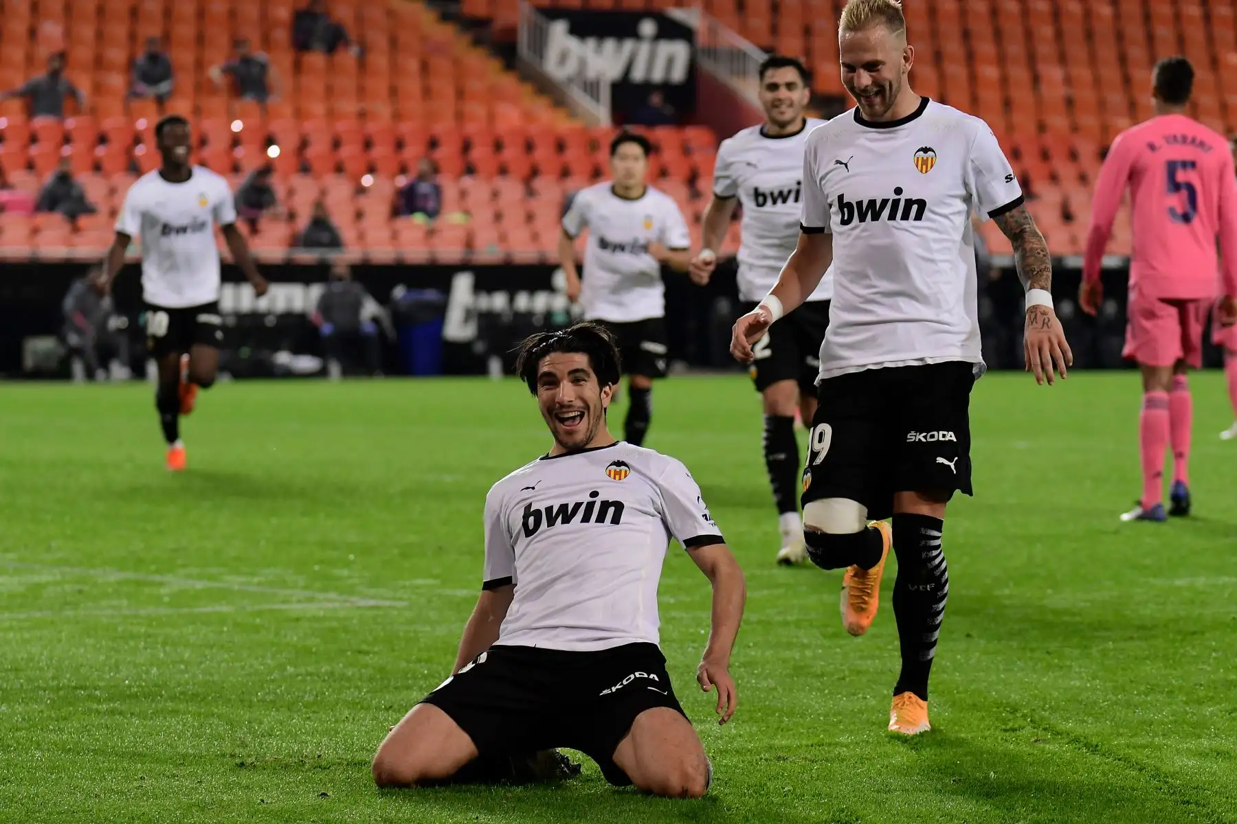 El centrocampista español de Valencia Carlos Soler  celebra con sus compañeros de equipo después de marcar un gol durante el partido de fútbol de la Liga española entre Valencia y Real Madrid en el estadio Mestalla de Valencia.
Foto: AFP