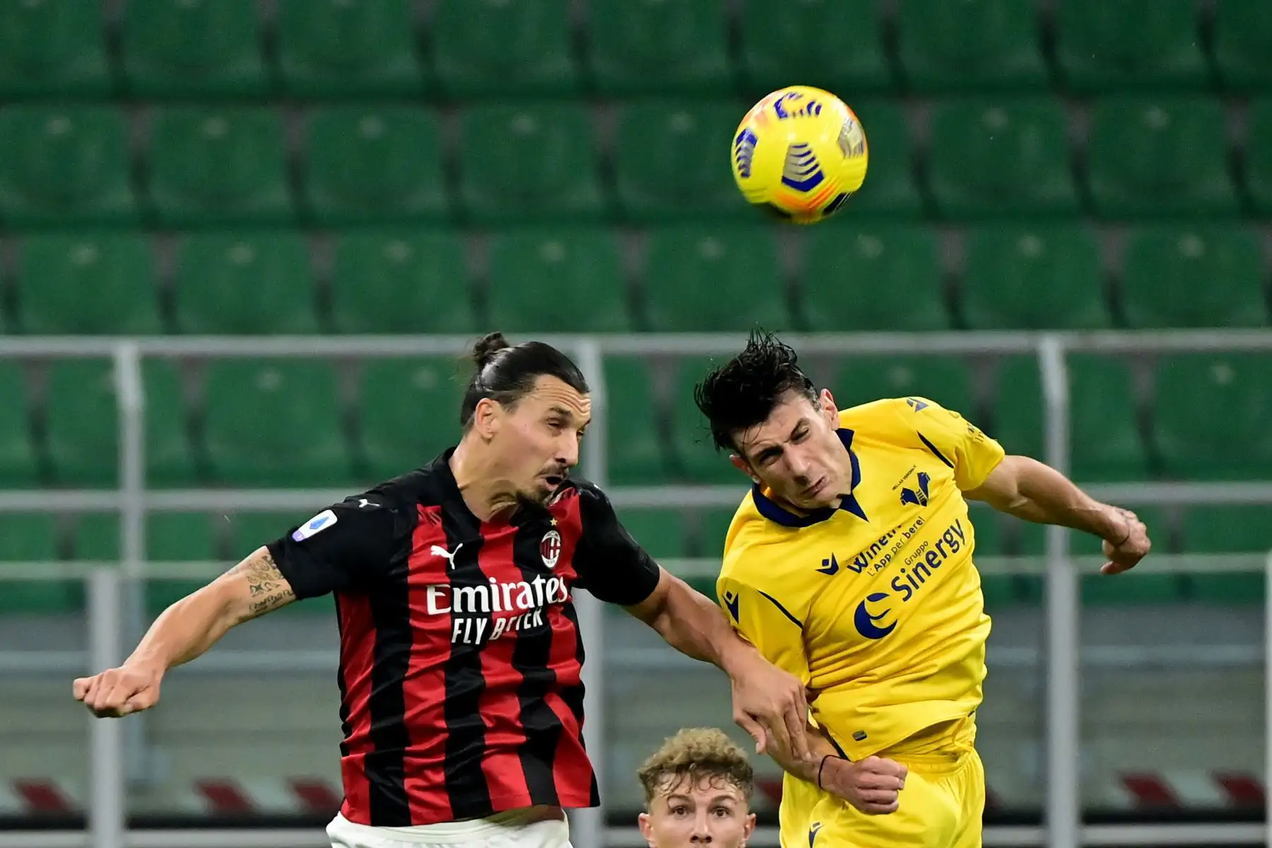 El delantero sueco del AC Milan, Zlatan Ibrahimovic , lucha por el balón contra el defensor italiano Giangiacomo Magnani de Verona durante el partido de fútbol de la Serie A italiana AC Milan vs Verona en el Estadio San Siro en Milán.
Foto: AFP